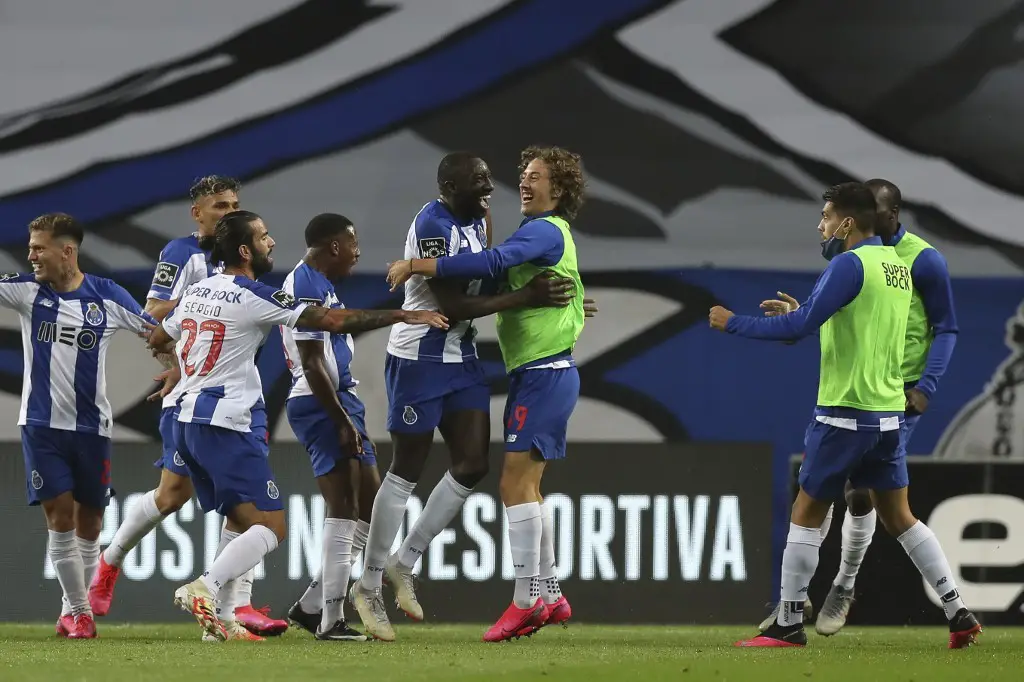 --PORTUGAL OUT--
FC Porto's Malian forward Moussa Marega (C) celebrates with teammates after scoring a goal during the Portuguese league football match between Porto and Boavista at the Dragao stadium in Porto on June 23, 2020. (Photo by Jose COELHO / POOL / AFP) / Portugal OUT