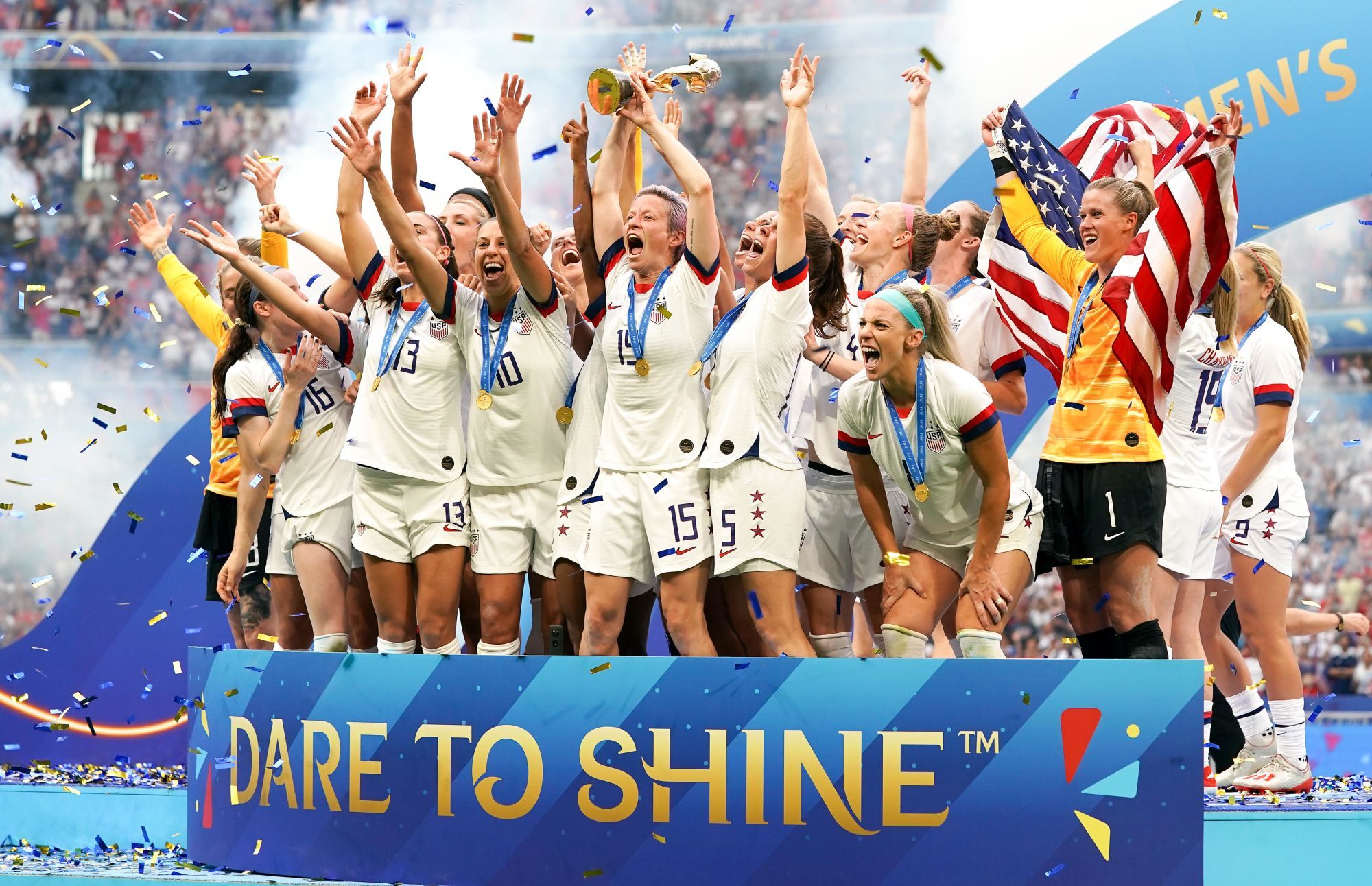 USA's Megan Rapinoe (centre) and team-mates celebrate with the FIFA Women's World Cup Trophy - Photo : PA Images / Icon Sport