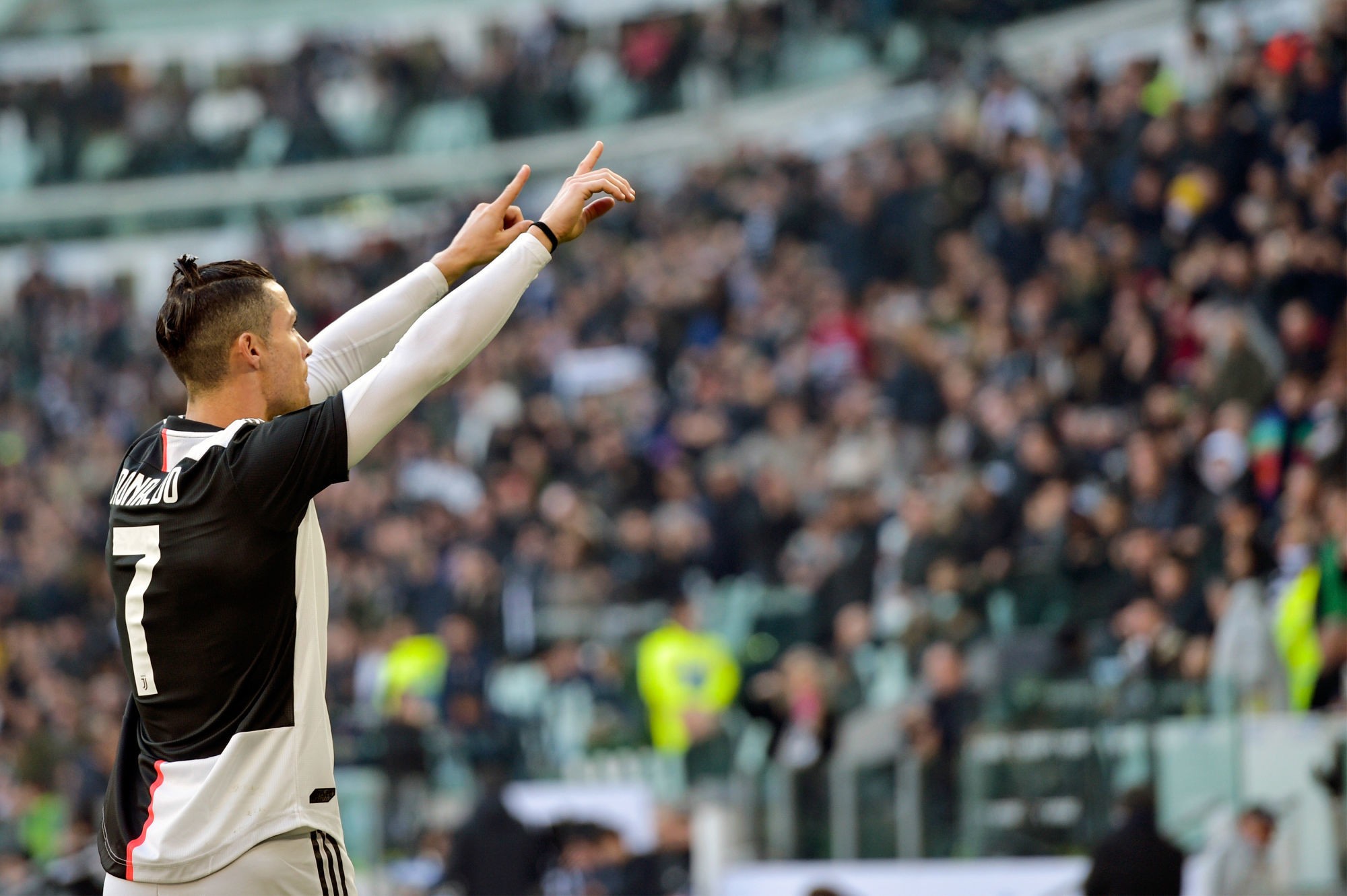 Cristiano Ronaldo salue la foule de l'Allianz Stadium de Turin