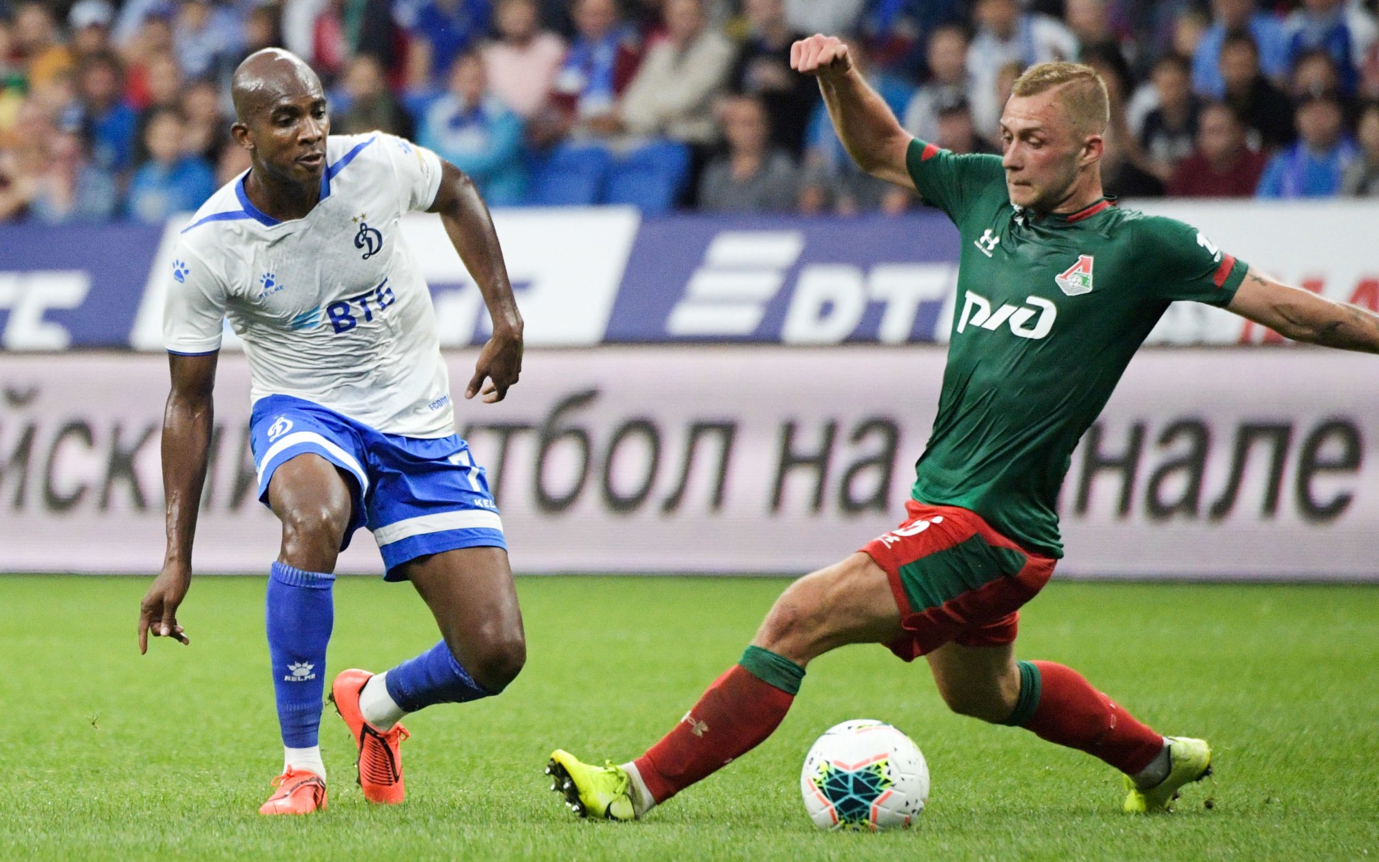 Charles Kabore (Dynamo Moscou) à la lutte avec Dmitri Barinov (Lokomotiv Moscou)