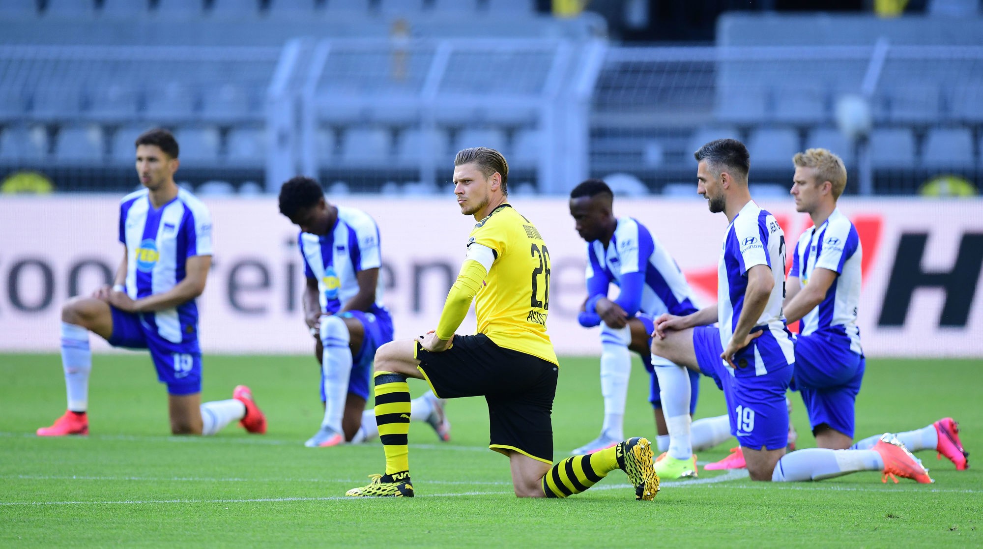Les joueurs du Borussia Dortmund et du Hertha Berlin genou à terre, en hommage à George Floyd