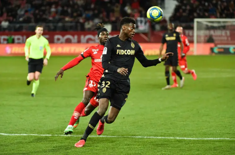 Stade Rennais à l’assaut d’un défenseur de l’ASM Stade Rennais à l’assaut d’un défenseur de l’ASM