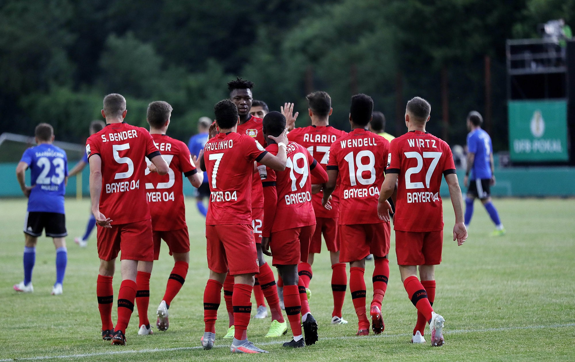 09 June 2020, Saarland, Völklingen: Football: DFB-Pokal, 1st FC Saarbrücken - Bayer Leverkusen, semi-finals: Leverkusen's Moussa Diaby (19) celebrates his goal for the 0:1 with the team.  (Important note: The DFB prohibits the use of sequence images on the Internet and in online media during the game (including half-time). Embargo period! The DFB permits the publication and further use of the images on mobile devices (especially MMS) and via DVB-H and DMB only after the end of the game). Photo: Ronald Wittek/epa Pool /dpa 
Photo by Icon Sport -  (Allemagne)
