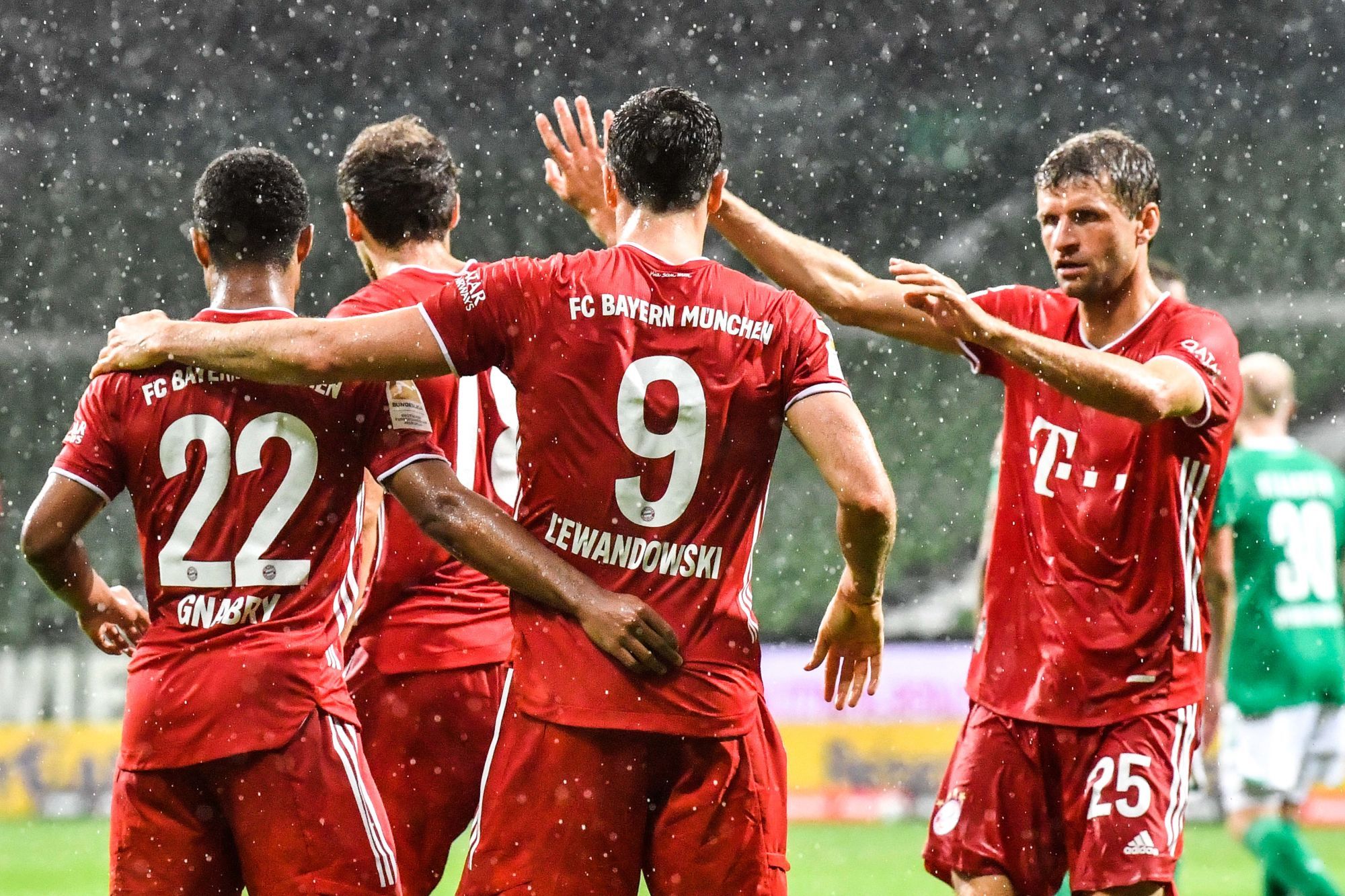 16 June 2020, Bremen: Football: Bundesliga, Werder Bremen - FC Bayern Munich, 32nd matchday at the Wohninvest Weser Stadium. Robert Lewandowski of Bayern celebrates the leading goal with his team mates. Photo: Martin Meissner/AP-Pool/dpa - IMPORTANT NOTE: In accordance with the regulations of the DFL Deutsche Fu?ball Liga and the DFB Deutscher Fu?ball-Bund, it is prohibited to exploit or have exploited in the stadium and/or from the game taken photographs in the form of sequence images and/or video-like photo series. 
Photo by Icon Sport - Weserstadion - Breme (Allemagne)