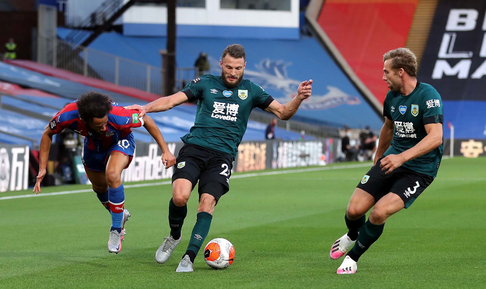 Crystal Palace's Andros Townsend (left) and Burnley’s Erik Pieters battle for the ball during the Premier League match at Selhurst Park, London. 
Photo by Icon Sport - Alexandra Palace - Londres (Angleterre)