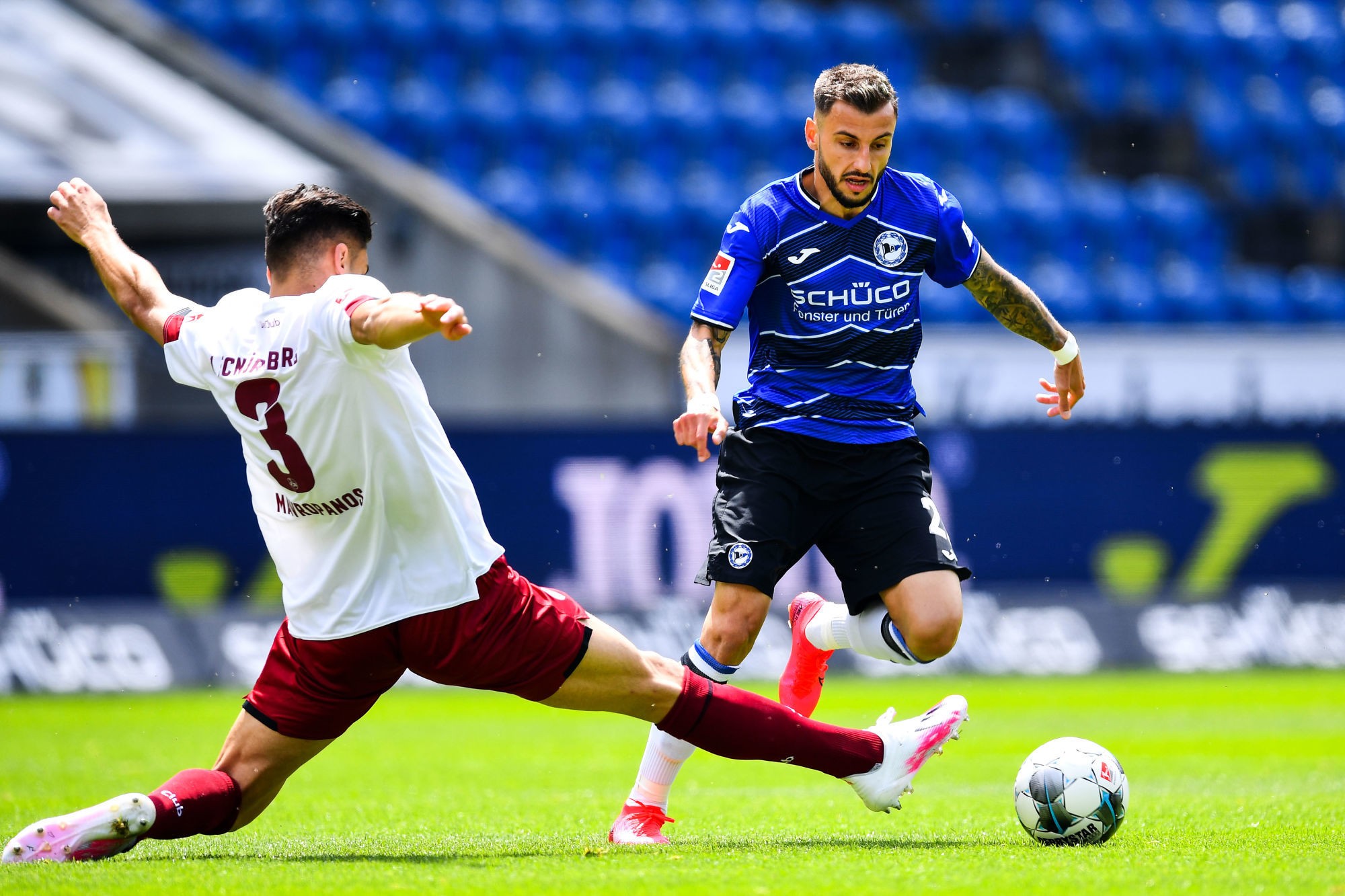 06 June 2020, North Rhine-Westphalia, Bielefeld: Football: 2nd Bundesliga, Arminia Bielefeld - 1st FC N¸rnberg, 30th matchday in the Sch¸ko Arena. Konstantinos Mavropanos (l) from Nuremberg against Jonathan Clauss from Arminia Bielefeld. Photo: Stuart Franklin/getty/Pool/dpa - IMPORTANT NOTE: In accordance with the regulations of the DFL Deutsche Fu?ball Liga and the DFB Deutscher Fu?ball-Bund, it is prohibited to exploit or have exploited in the stadium and/or from the game taken photographs in the form of sequence images and/or video-like photo series. 


Photo by Icon Sport - Konstantinos MAVROPANOS - Jonathan CLAUSS -  (Allemagne)
