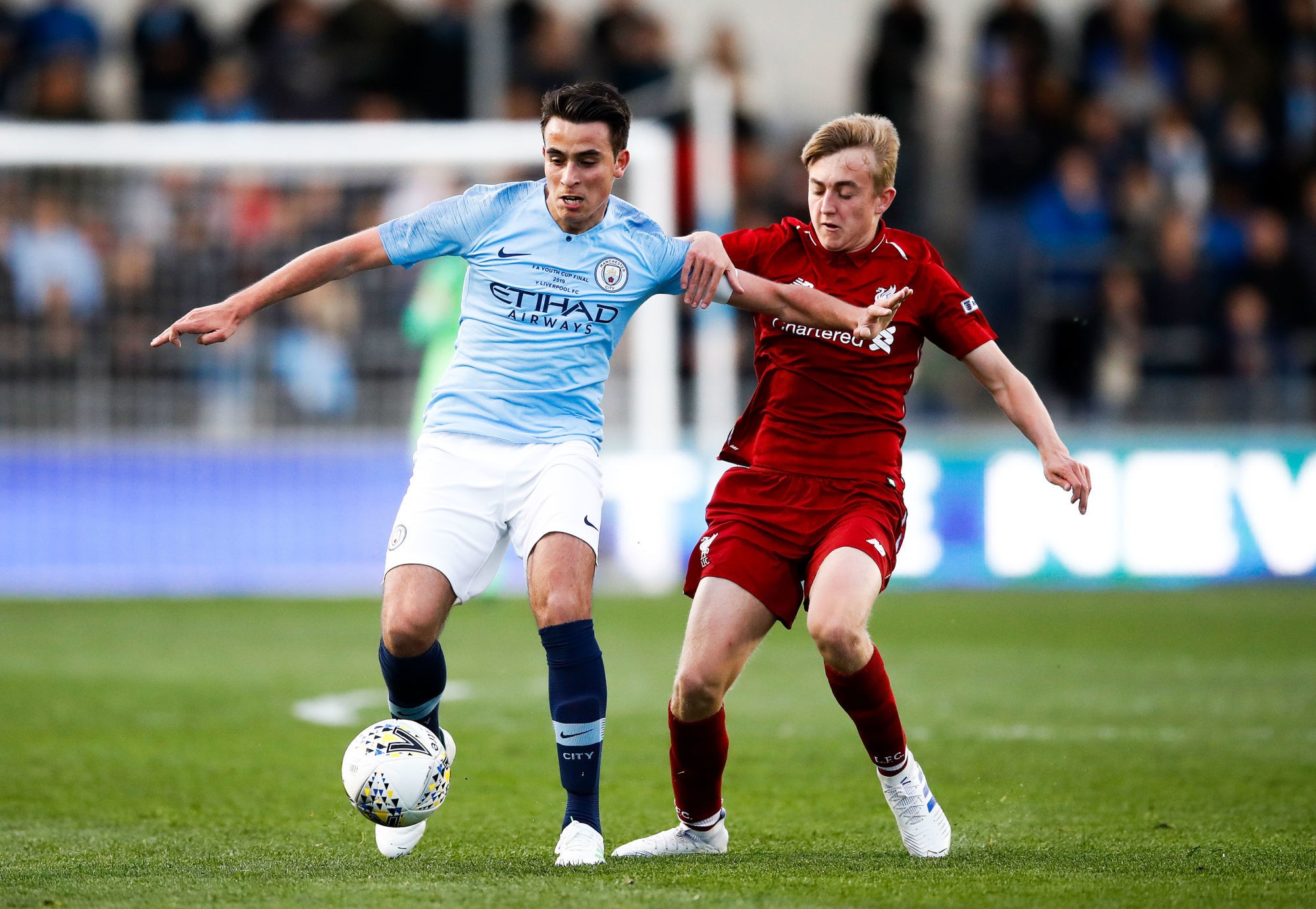Manchester City's Eric Garcia (left) and Liverpool's Jake Cain battle for the ball during the FA Youth Cup final at The City Academy Stadium, Manchester. Photo : PA Images / Icon Sport