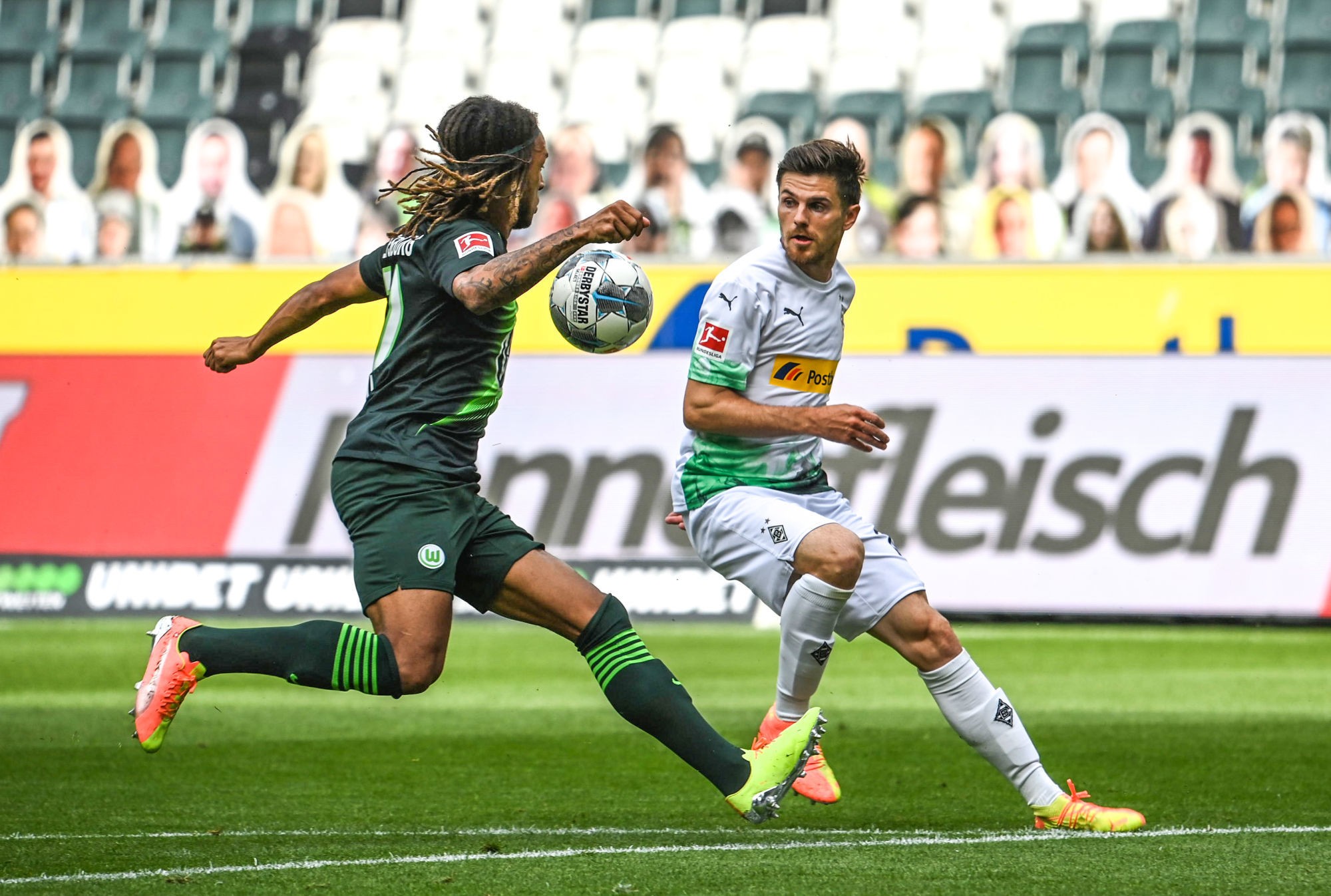 16 June 2020, North Rhine-Westphalia, Mˆnchengladbach: Football: Bundesliga, Borussia Mˆnchengladbach - VfL Wolfsburg, 32nd matchday at the stadium in Borussia-Park. Mˆnchengladbach's Jonas Hofmann in action with Wolfsburg's Kevin Mbabu (l). IMPORTANT NOTE: In accordance with the regulations of the DFL Deutsche Fu?ball Liga and the DFB Deutscher Fu?ball-Bund, it is prohibited to use or have used in the stadium and/or from the game taken photographs in the form of sequence images and/or video-like photo series. Photo: Federico Gambarini/dpa-Pool/dpa 
Photo by Icon Sport - Borussia-Park - Monchengladbach (Allemagne)