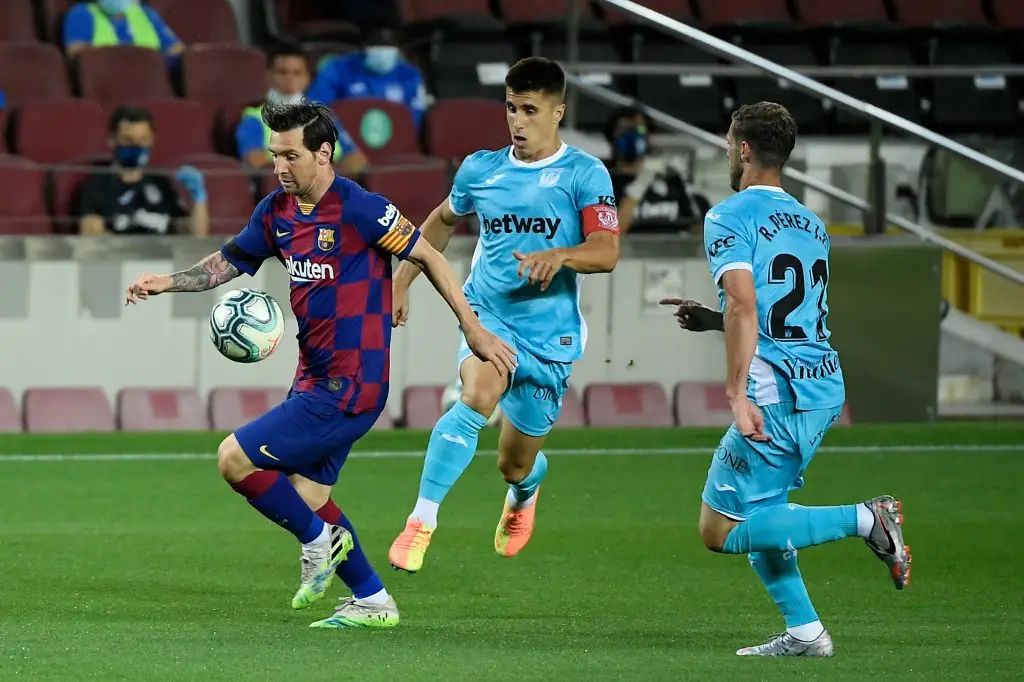 Barcelona's Argentine forward Lionel Messi (L) controls the ball during the Spanish league football match FC Barcelona against CD Leganes at the Camp Nou stadium in Barcelona on June 16, 2020. (Photo by LLUIS GENE / AFP)
