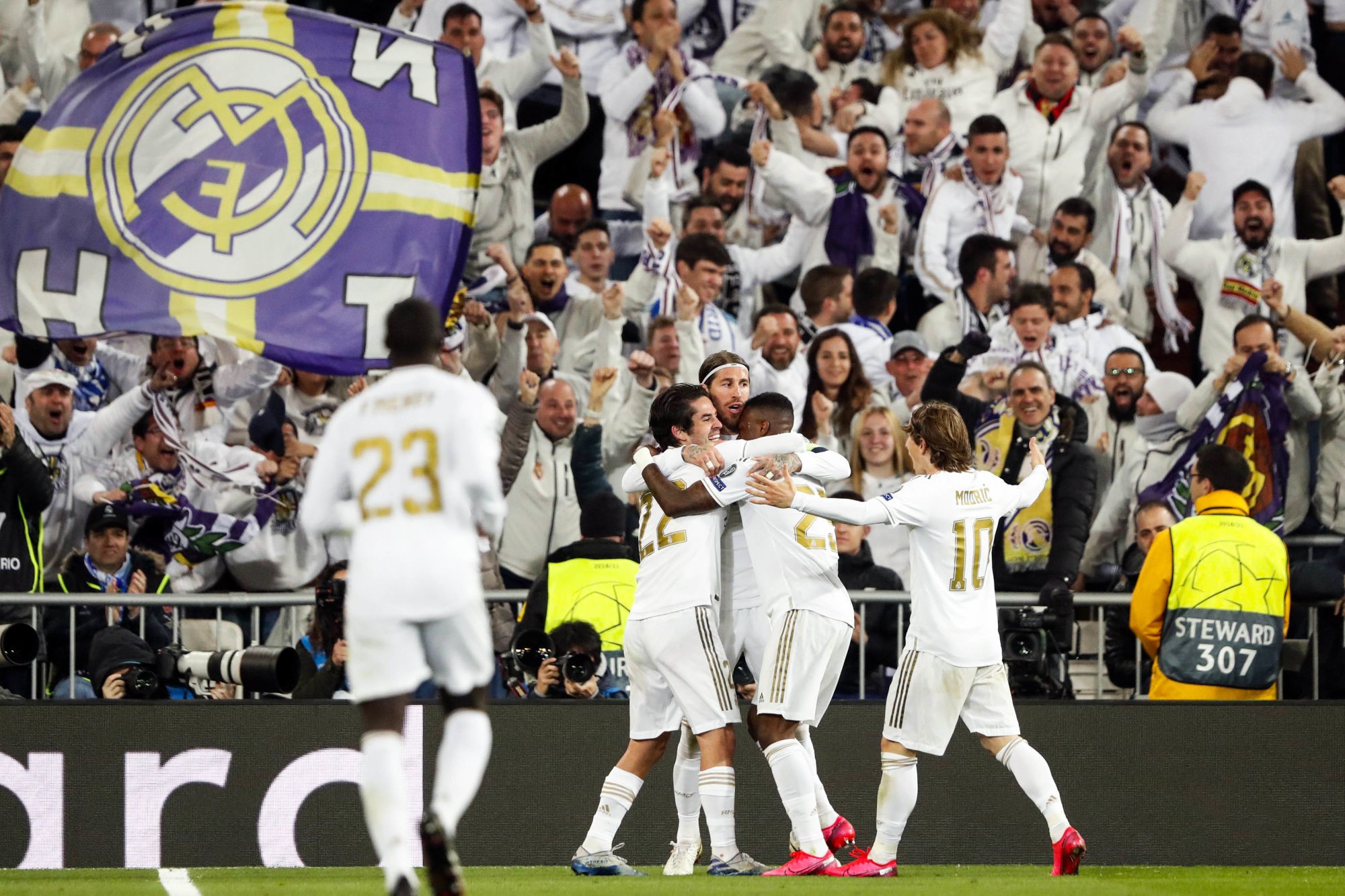 (l-r) Isco of Real Madrid, Sergio Ramos of Real Madrid, Vinicius Junior of Real Madrid, Luka Modric of Real Madrid during the UEFA Champions League round of 16 first leg match between Real Madrid and Manchester City FC at the Santiago Bernabeu stadium on February 26, 2020 in Madrid, Spain 


Photo by Icon Sport - Luka MODRIC - ISCO - Sergio RAMOS - Vinicius JUNIOR - Stade Santiago-Bernabeu - Madrid (Espagne)