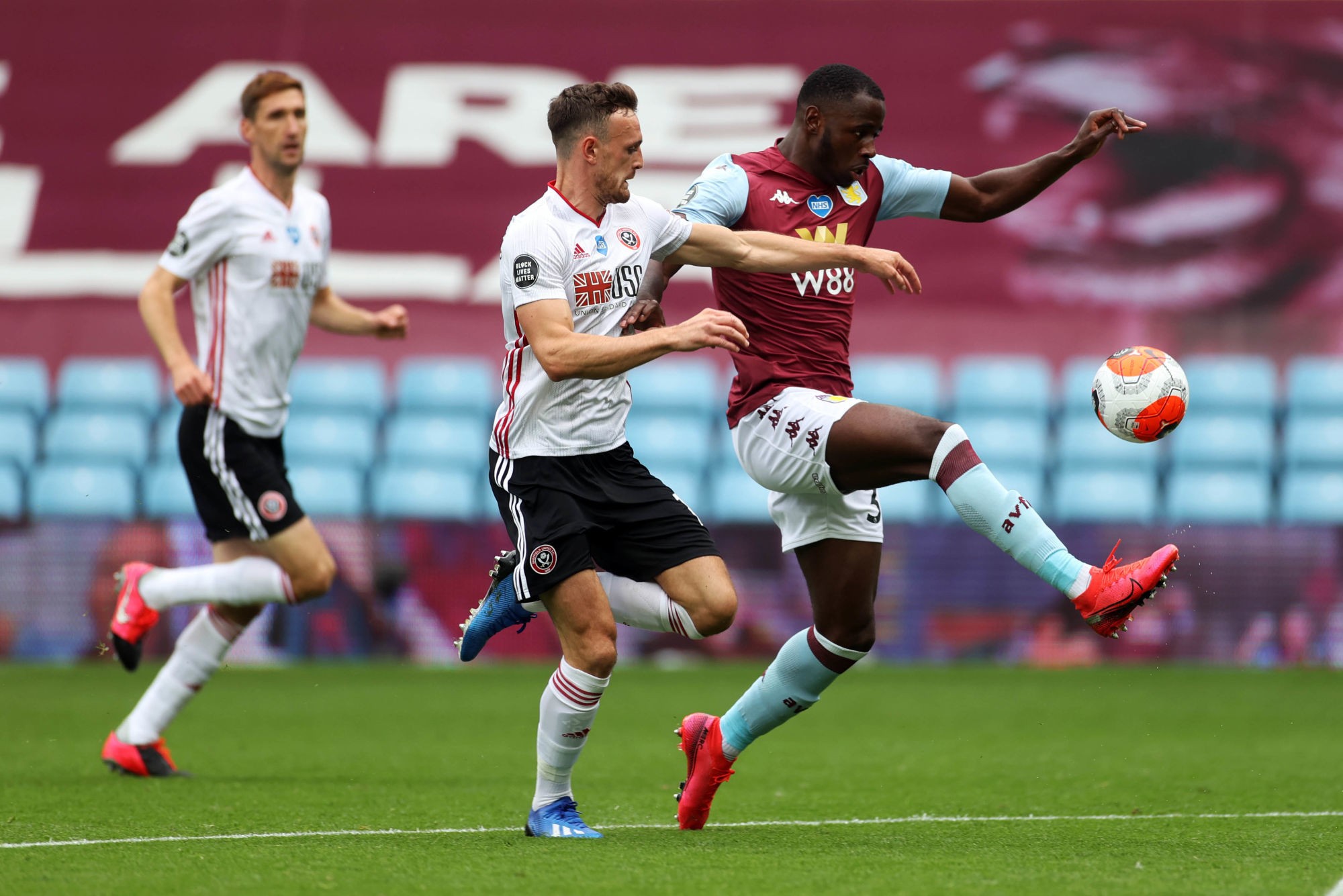 Aston Villa's Keinan Davis (right) and Sheffield United's Jack Robinson battle for the ball during the Premier League match at Villa Park, Birmingham. 
By Icon Sport - Villa Park - Birmingham (Angleterre)