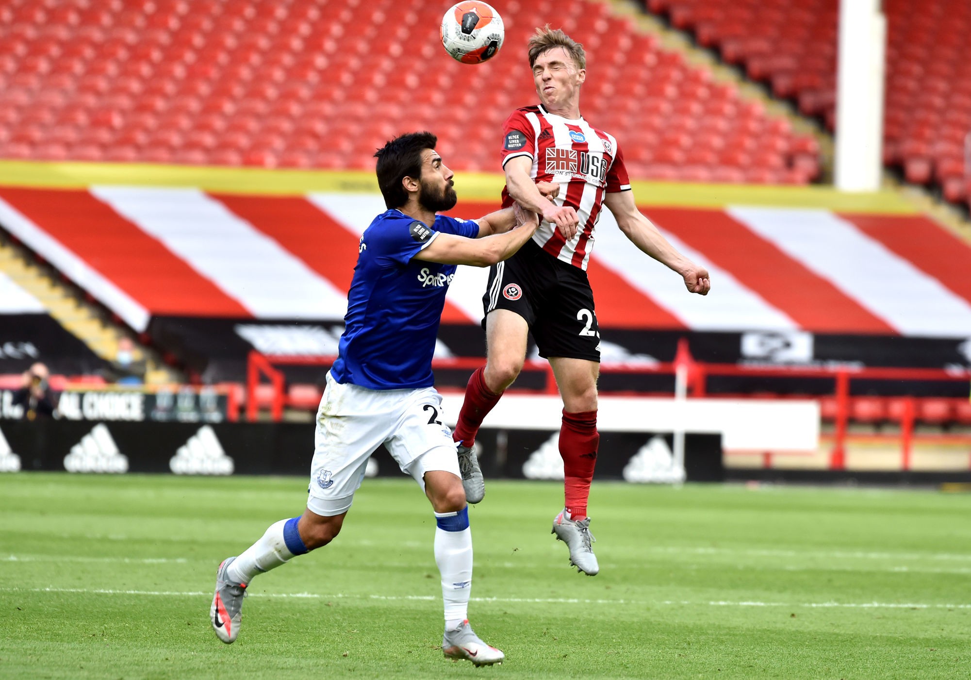 Everton's Andre Gomes (left) and Sheffield United's Ben Osborn battle for the ball during the Premier League match at Bramall Lane, Sheffield. 


Photo by Icon Sport