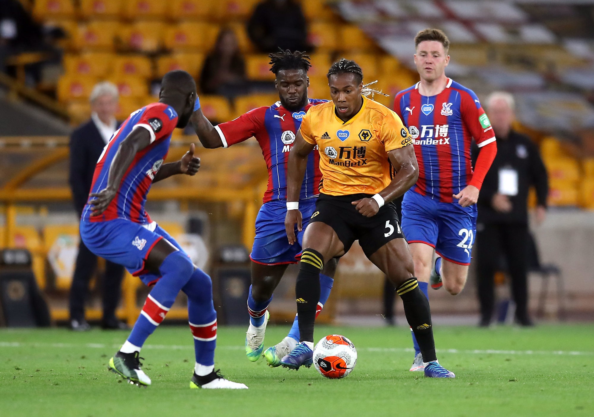 Wolverhampton Wanderers' Adama Traore (centre) battles for the ball with Crystal Palace's Cheikhou Kouyate (left), Jeffrey Schlupp and James McCarthy (right) during the Premier League match at Molineux, Wolverhampton. 


Photo by Icon Sport - Molineux Stadium - Wolverhampton (Angleterre)