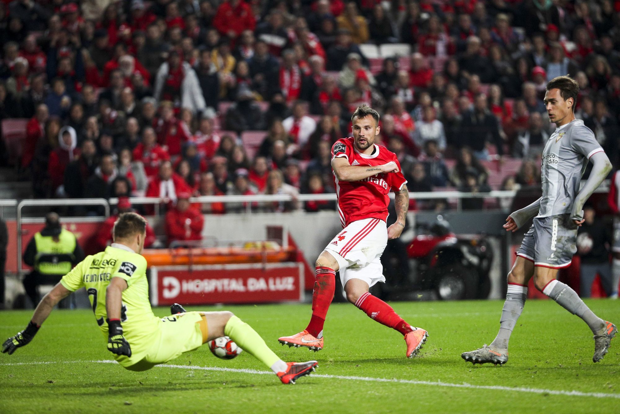Lisbon, 01/10/2020 - Sport Lisboa e Benfica hosted this afternoon the Clube Desportivo das Aves at Estádio da Luz in Lisbon, in a match counting for the 16th Matchday 2019/20. Quentin Beunardeau, Haris Seferovic, Ricardo Mangas (Filipe Amorim / Global Images) 

Photo by Icon Sport - Haris SEFEROVIC - Quentin BEUNARDEAU - Estàdio da Luz - Lisbonne (Portugal)