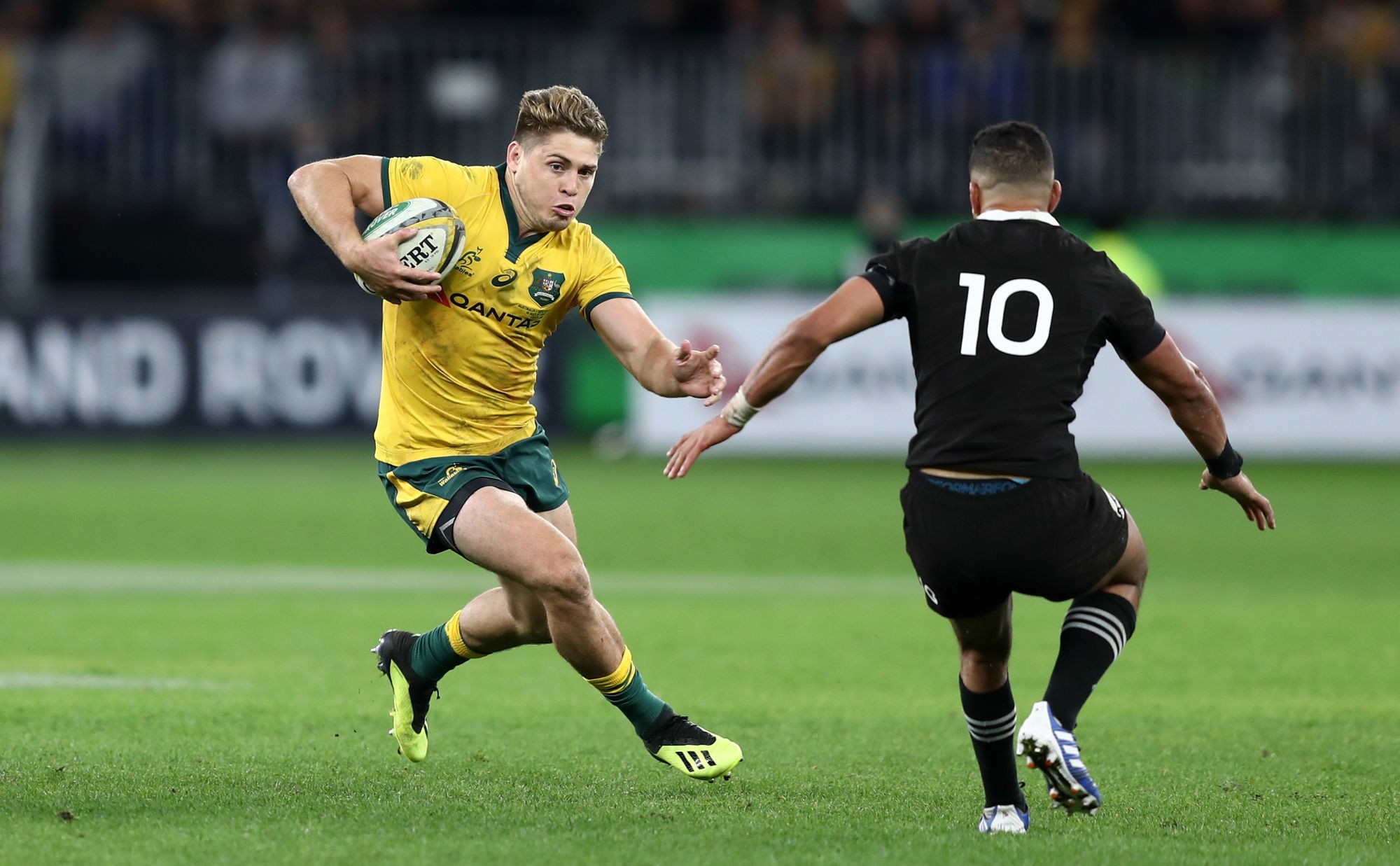 James O'Connor (Australie) face à Richie Mo'unga (Nouvelle-Zélande)