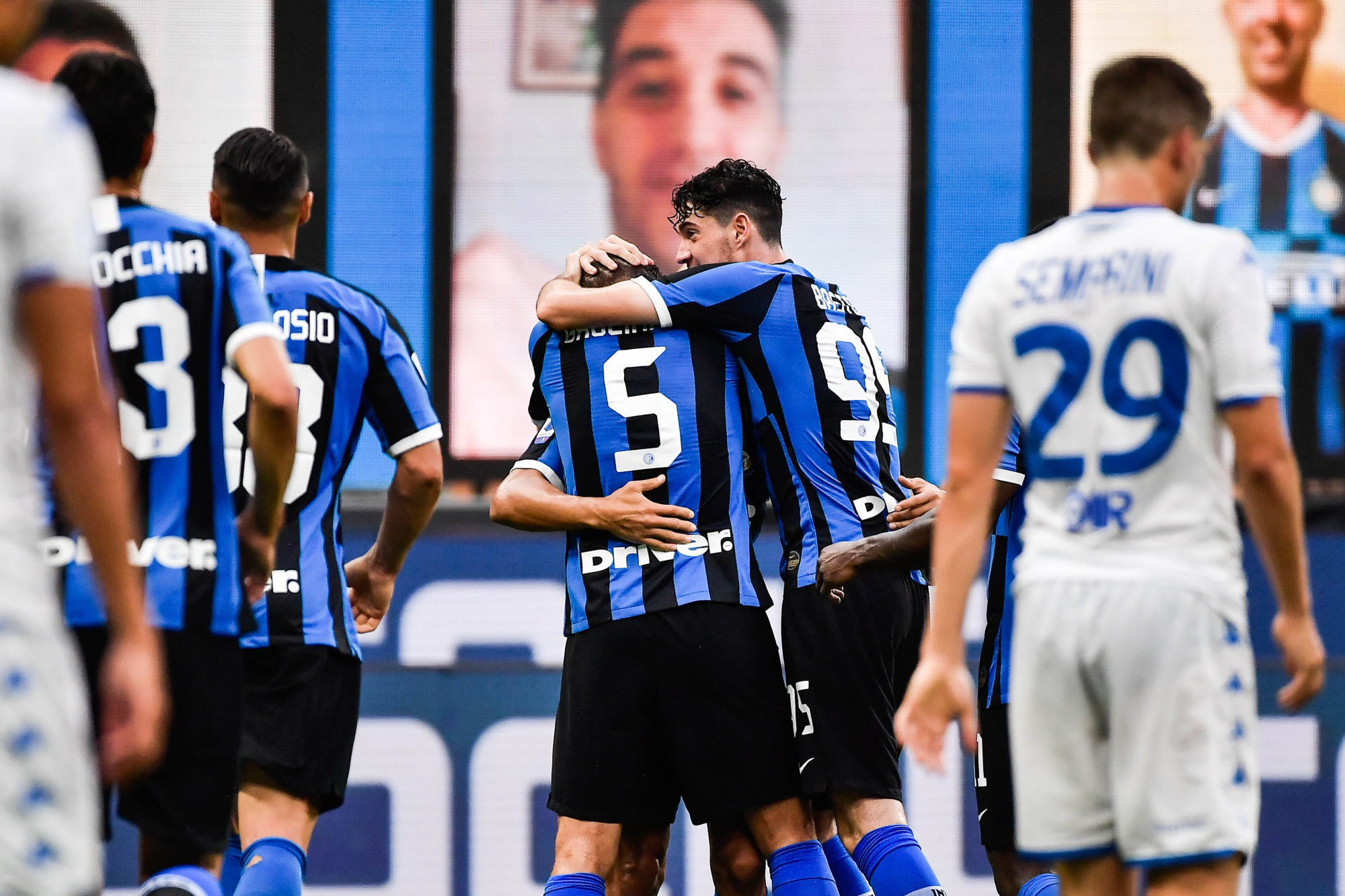 Foto Marco Alpozzi/LaPresse 
01 Luglio 2020 Milano, Italia 
sport calcio 
 Inter Vs Brescia - Campionato di calcio Serie A TIM 2019/2020 - Stadio Giuseppe Meazza 
Nella foto: Roberto Gagliardini (F.C. Internazionale Milano); esulta dopo il gol   


Photo Marco Alpozzi/LaPresse 
July 01, 2020 Milano, Italy 
sport soccer 
 Inter Vs Brescia - Italian Football Championship League A TIM 2019/2020 - Giuseppe Meazza Stadium
In the pic: Roberto Gagliardini (F.C. Internazionale Milano);  celebrating goal 


Photo by Icon Sport - San Siro - Milan (Italie)