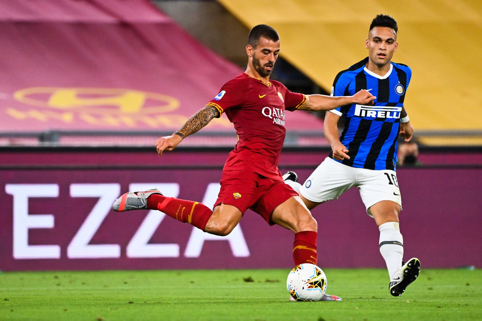 Leonardo Spinazzola (Roma) face à Lautaro Martinez (Inter Milan)