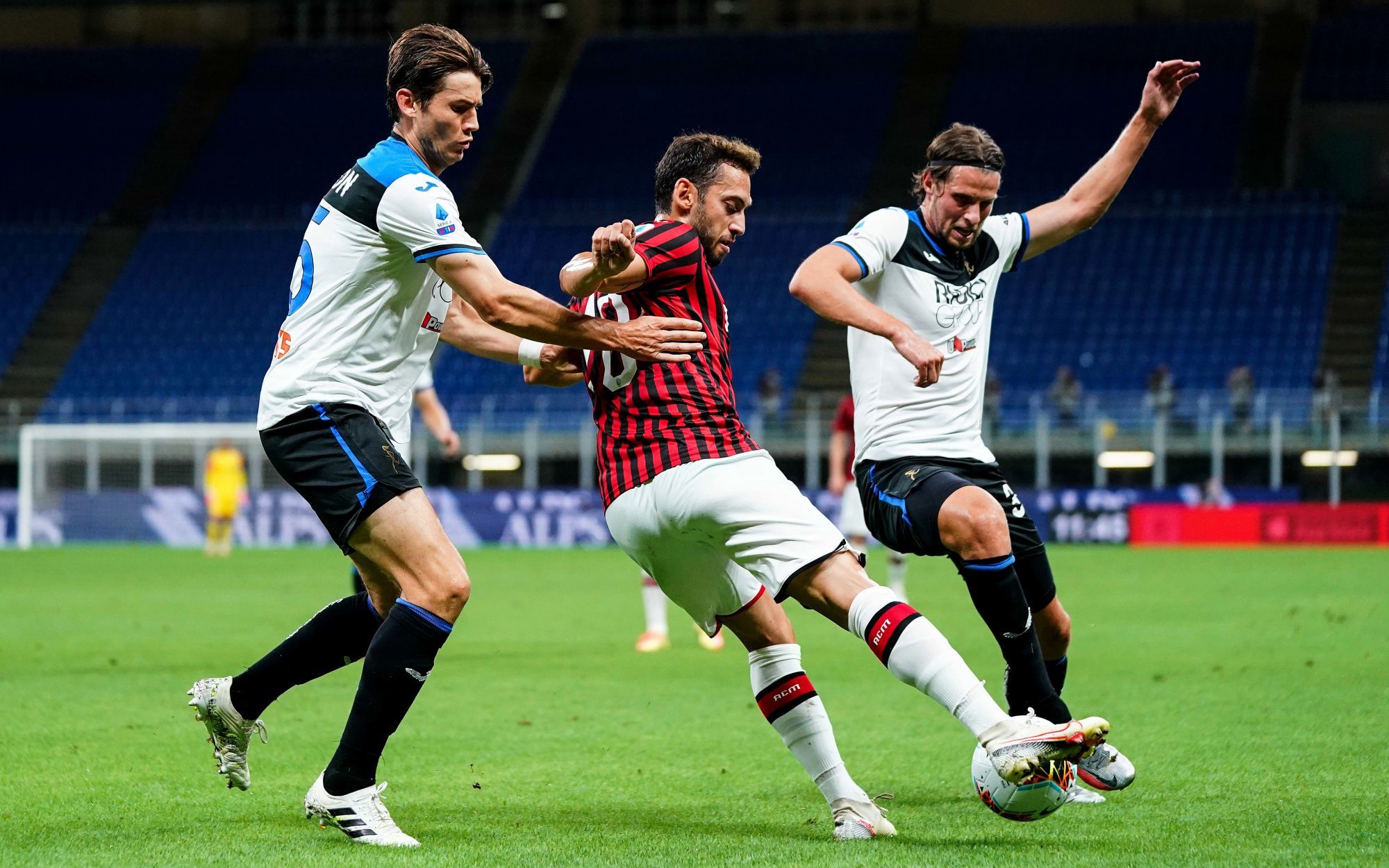 ESCLUSIVA MILAN 
Foto LaPresse - Spada
24 luglio  2020 - Milano  (Italia) 
Sport Calcio 
A.C. Milan- Stagione 2019-2020 - Serie A 
Milan vs Atalanta 
Nella foto:  Hakan Calhanoglu

EXCLUSIVE MILAN 
Photo LaPresse - Spada
24 July , 2020  Milan ( Italy ) 
Sport Soccer
A.C. Milan- Season 2019-2020 - Serie A 
Milan vs Atalanta
In the pic:  Hakan Calhanoglu 

Photo by Icon Sport - San Siro - Milan (Italie)