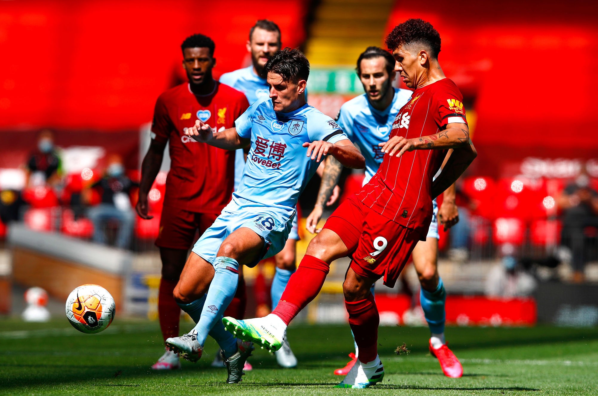 Burnley's Ashley Westwood (left) and Liverpool's Roberto Firmino battle for the ball during the Premier League match at Anfield Stadium, Liverpool. 

Photo by Icon Sport - Anfield Road - Liverpool (Angleterre)