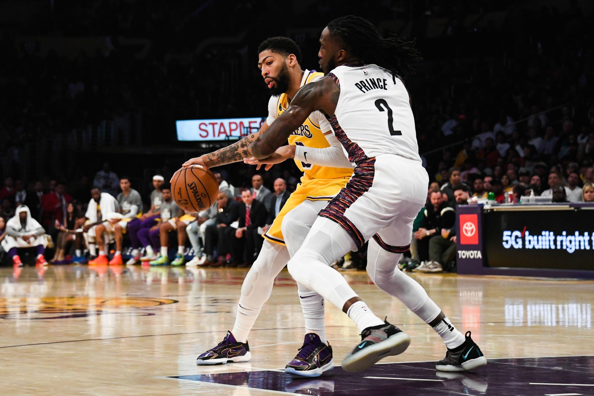 Mar 10, 2020; Los Angeles, California, USA; Los Angeles Lakers forward Anthony Davis (3) and Brooklyn Nets forward Taurean Prince (2) battle for the ball in the second half at Staples Center. Mandatory Credit: Richard Mackson-USA TODAY Sports/Sipa USA 

Photo by Icon Sport - Taurean PRINCE - Anthony DAVIS - Staples Center - Los Angeles (Etats Unis)