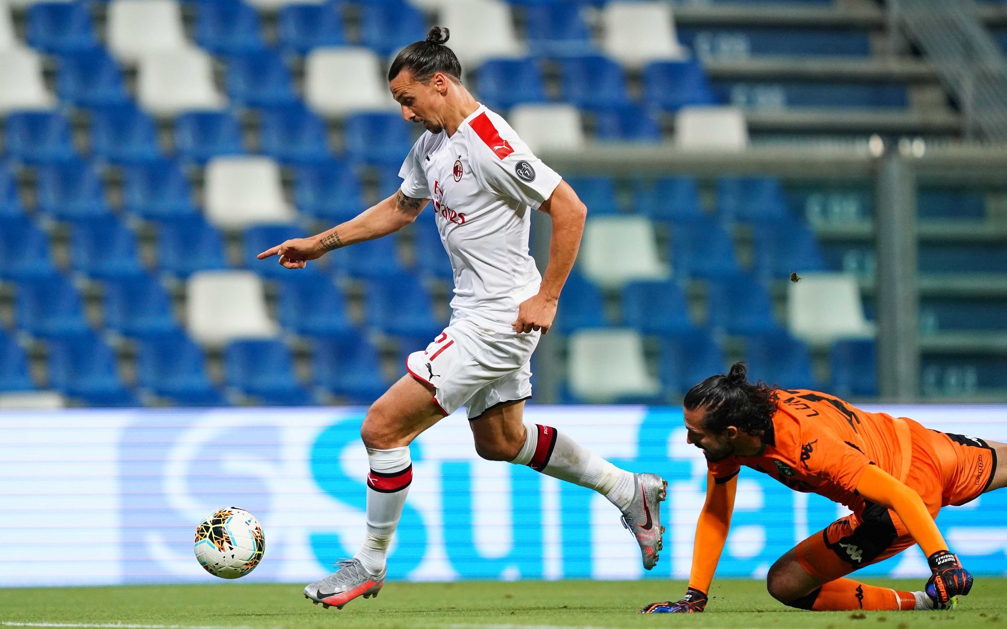 ESCLUSIVA MILAN 
Foto LaPresse - Spada
21 luglio 2020 - Reggio Emilia  (Italia) 
Sport Calcio 
A.C. Milan- Stagione 2019-2020 - Serie A 
Sassuolo vs Milan  
Nella foto: Zlatan Ibrahimovic gol 1-2 , Consigli 

EXCLUSIVE MILAN 
Photo LaPresse - Spada
July  21 , 2020 Reggio Emilia  ( Italy ) 
Sport Soccer
A.C. Milan- Season 2019-2020 - Serie A 
Sassuolo vs Milan  
In the pic:  Zlatan Ibrahimovic goal 1-2 , Consigli 

Photo by Icon Sport - Mapei Stadium - Citta del Tricolore - Reggio d'Emilie (Italie)