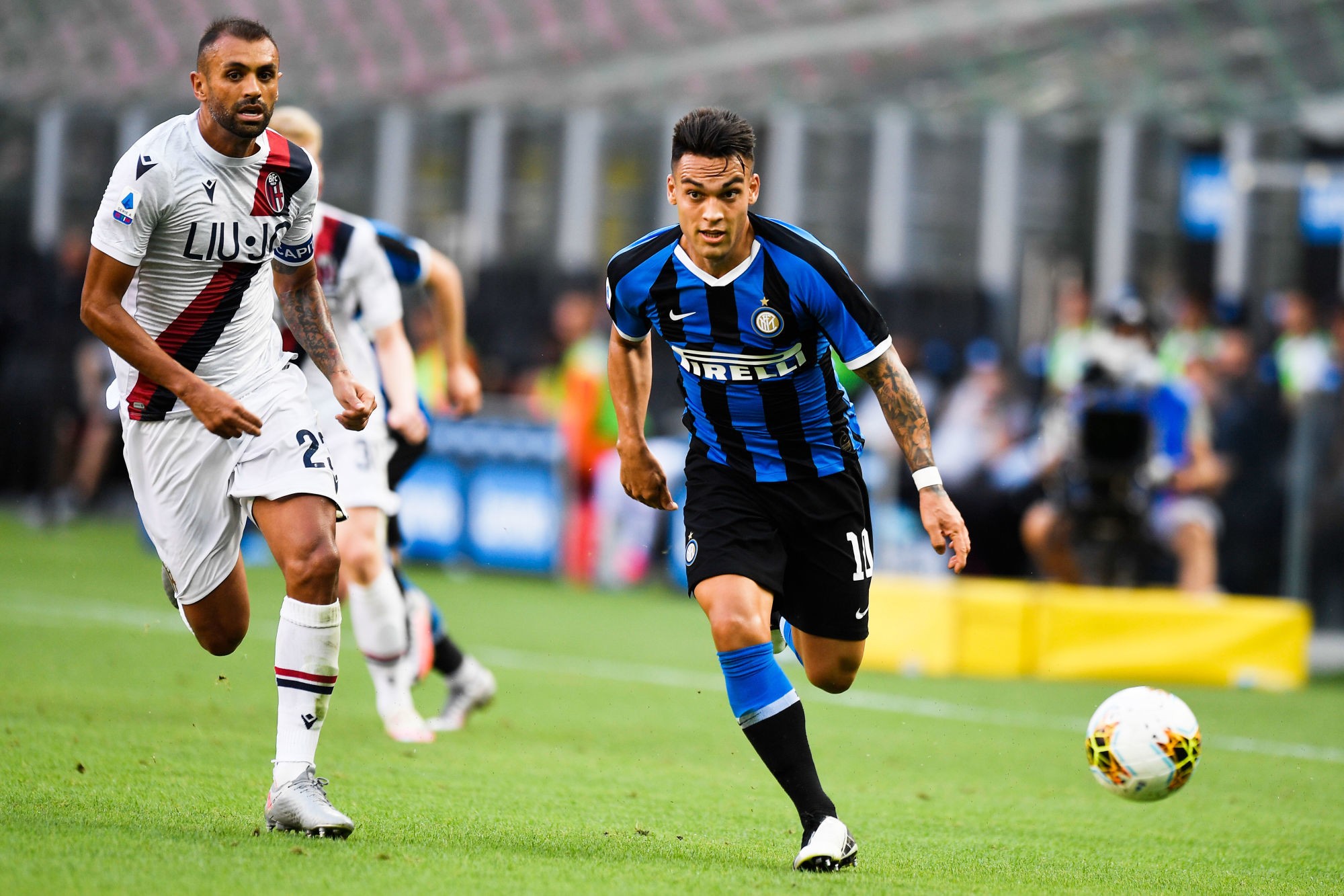 Foto LaPresse - Fabio Ferrari
05 Luglio 2020 Milano, Italia 
Sport
Calcio
Inter vs Bologna - Campionato di calcio Serie A TIM 2019/2020 - Stadio San Siro di Milano.
Nella foto: Danilo (Bologna); Lautaro Martínez (F.C. Internazionale Milano); 

Photo LaPresse - Fabio Ferrari
July 05, 2020 Milan, Italy
sport
soccer
Inter vs Bologna  - Italian Football Championship League A TIM 2019/2020 - "San Siro" stadium.
In the pic: Danilo (Bologna); Lautaro Martínez (F.C. Internazionale Milano); 
Photo by Icon Sport - San Siro - Milan (Italie)