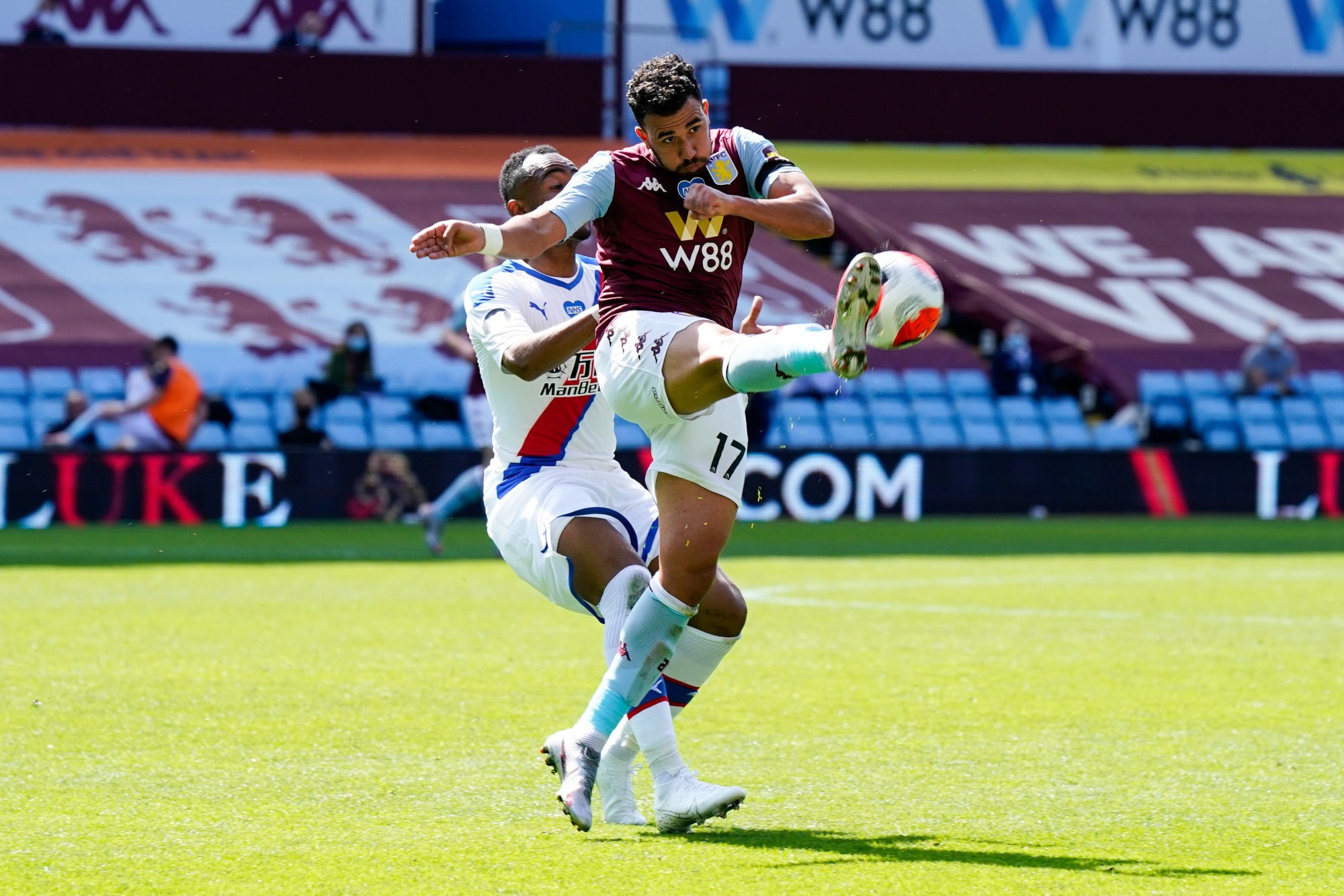 Crystal Palace's Jordan Ayew (left) and Aston Villa's Trezeguet battle for the ball during the Premier League match at Villa Park, Birmingham. 

Photo by Icon Sport - Villa Park - Birmingham (Angleterre)