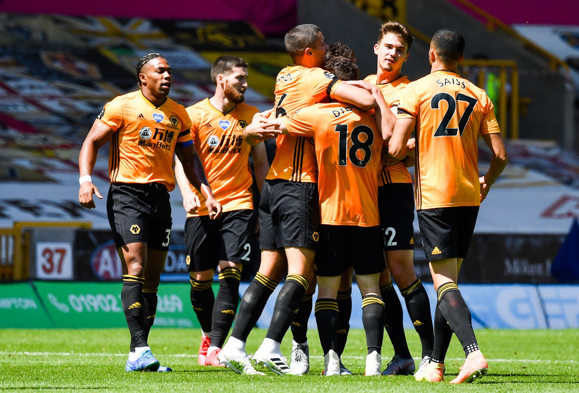 Wolverhampton Wanderers' Diogo Jota (centre) celebrates scoring his sides third goal of the game with teammates during the Premier League match at Molineux Stadium, Wolverhampton. 

Photo by Icon Sport - Molineux Stadium - Wolverhampton (Angleterre)