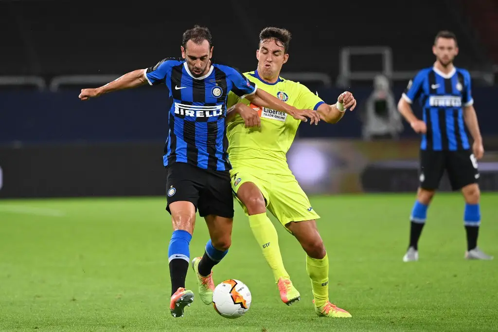 Inter Milan's Uruguayan defender Diego Godin (L) and Getafe's Spanish forward Jaime Mata vie for the ball during the UEFA Europa League round of 16 football match Inter Milan v Getafe on August 5, 2020 in Gelsenkirchen, western Germany. (Photo by Ina Fassbender / various sources / AFP)
