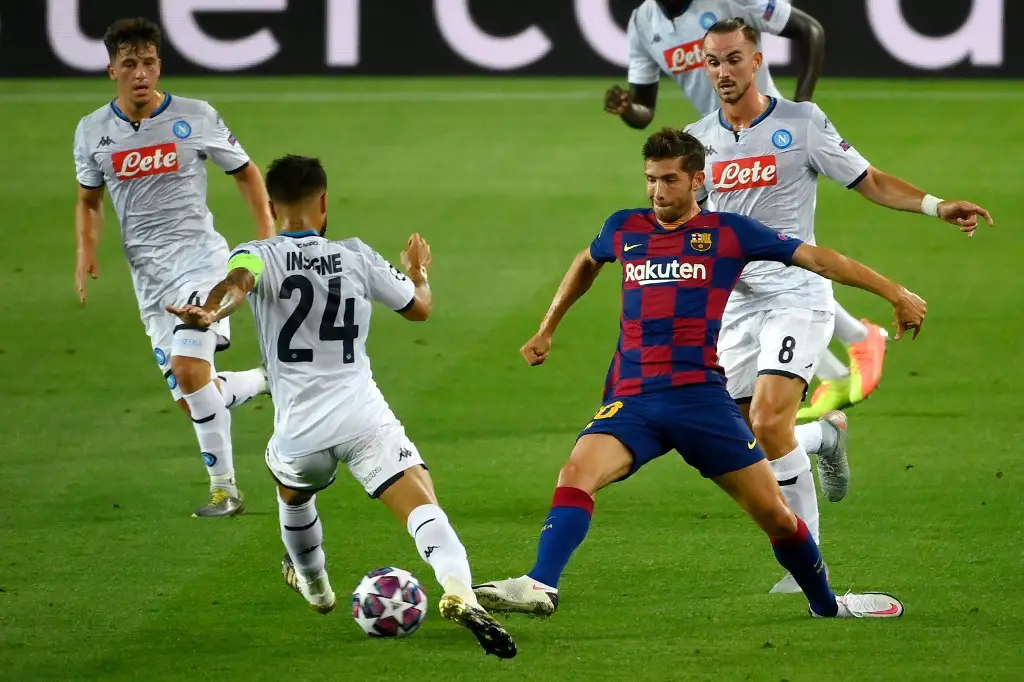 Barcelona's Spanish defender Sergi Roberto (R) fights for the ball with Napoli's Italian forward Lorenzo Insigne during the UEFA Champions League round of 16 second leg football match between FC Barcelona and Napoli at the Camp Nou stadium in Barcelona on August 8, 2020. (Photo by LLUIS GENE / AFP)