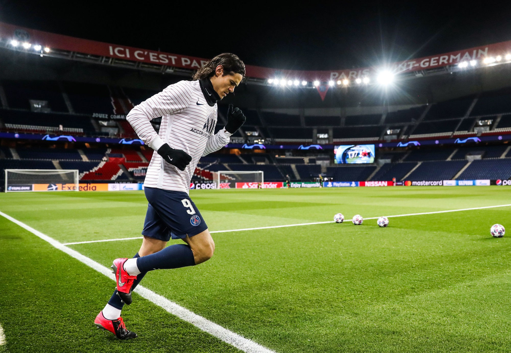 (Photo by UEFA - Handout/UEFA via Getty Images - Icon Sport) 
Edinson Cavani