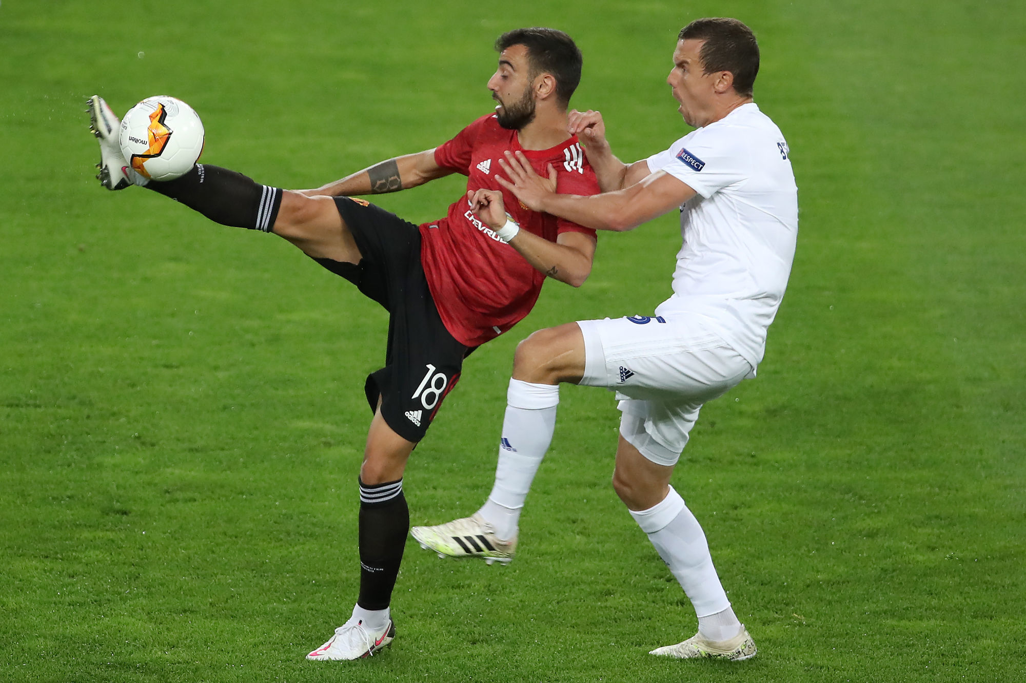 COLOGNE, GERMANY - AUGUST 10: Bruno Fernandes of Manchester United battles for possession with Andreas Bjelland of FC Kobenhavn during the UEFA Europa League Quarter Final between Manchester United and FC Kobenhavn at RheinEnergieStadion on August 10, 2020 in Cologne, Germany. (Photo by Alex Grimm - UEFA/POOL/Icon Sport) - RheinEnergieStadion - Cologne (Allemagne)