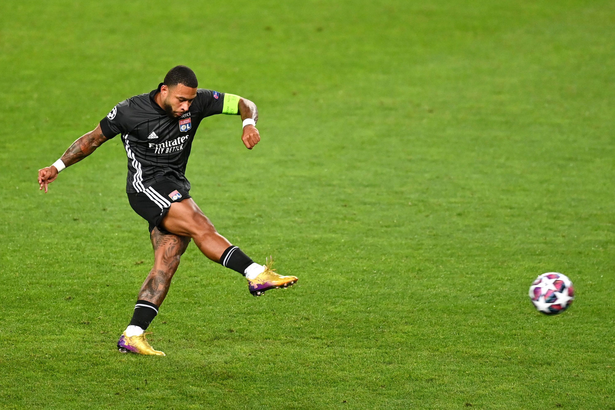 LISBON, PORTUGAL - AUGUST 15: Memphis Depay of Olympique Lyon passes the ball during the UEFA Champions League Quarter Final match between Manchester City and Lyon at Estadio Jose Alvalade on August 15, 2020 in Lisbon, Portugal. (Photo by Michael Regan - UEFA/UEFA via Getty Images) 
By Icon Sport - Estadio Jose Alvalade - Lisbonne (Portugal)