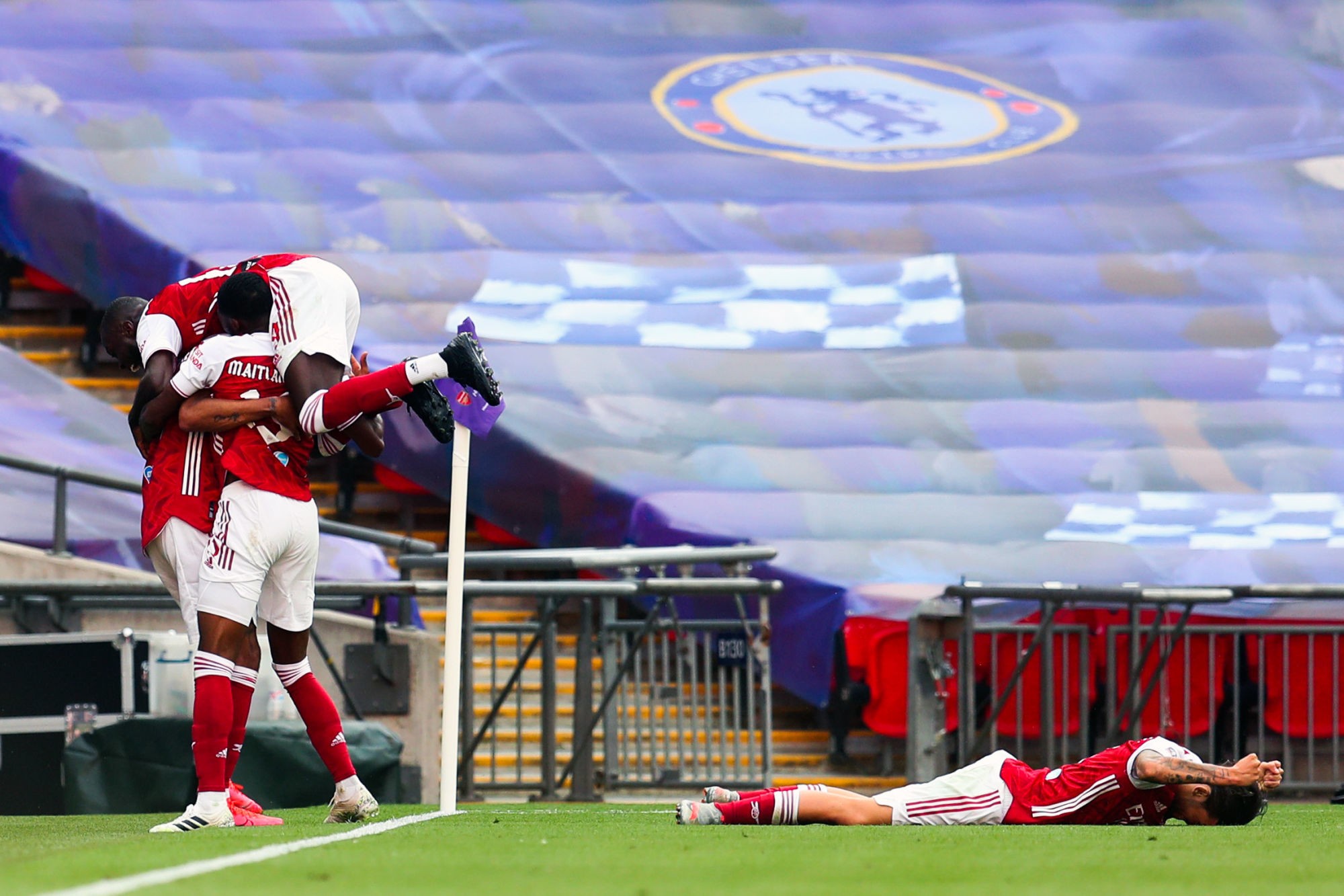 Arsenal's Pierre-Emerick Aubameyang (left) celebrates scoring his side's second goal of the game during the Heads Up FA Cup final match at Wembley Stadium, London. 
Photo by Icon Sport - Wembley Stadium - Londres (Angleterre)