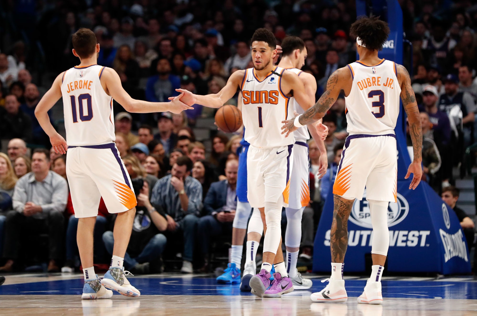 Jan 28, 2020; Dallas, Texas, USA;  Phoenix Suns guard Devin Booker (1) and  guard Ty Jerome (10) and forward Kelly Oubre Jr. (3) celebrate  during the third quarter against the Dallas Mavericks at American Airlines Center. Mandatory Credit: Kevin Jairaj-USA TODAY Sports/Sipa USA 

Photo by Icon Sport - Devin BOOKER - Kelly OUBRE - Ty JEROME - Dallas (Etats Unis)