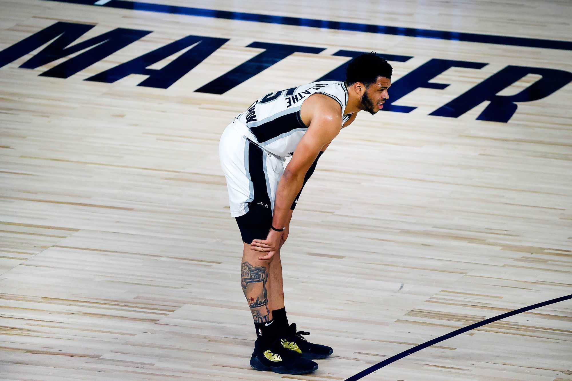 Aug 13, 2020; Lake Buena Vista, Florida, USA; Quinndary Weatherspoon #15 of the San Antonio Spurs holds his leg during the first quarter against the Utah Jazz at The Field House at ESPN Wide World of Sports Complex. Mandatory Credit: Kevin C. Cox/Pool Photo-USA TODAY Sports/Sipa USA 

Photo by Icon Sport - ESPN Wide World Of Sports Complex - Lake Buena Vista (Etats Unis)