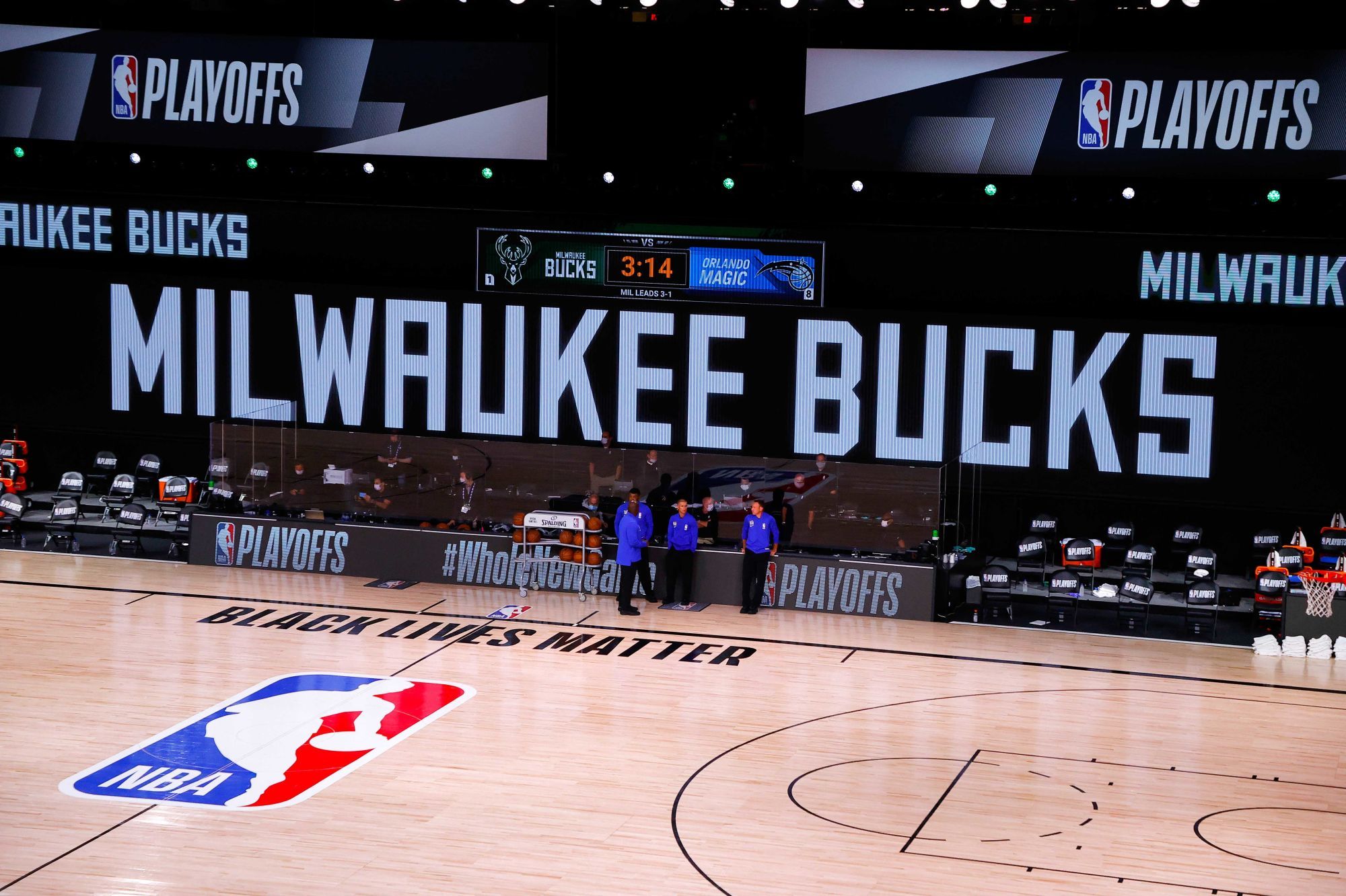 Aug 26, 2020; Lake Buena Vista, Florida, USA; Referees stand on an empty court before the start of a scheduled game between the Milwaukee Bucks and the Orlando Magic for Game Five of the Eastern Conference First Round during the 2020 NBA Playoffs at AdventHealth Arena at ESPN Wide World Of Sports Complex on August 26, 2020 in Lake Buena Vista, Florida. Mandatory Credit: Kevin C. Cox/Pool Photo-USA TODAY Sports/Sipa USA 

Photo by Icon Sport - ESPN Wide World Of Sports Complex - Lake Buena Vista (Etats Unis)