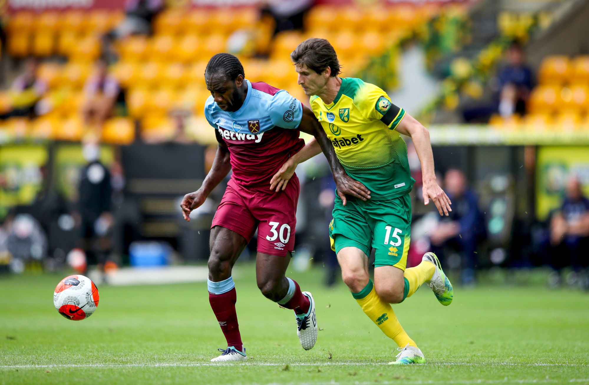 West Ham United's Michail Antonio (left) and Norwich City's Timm Klose battle for the ball during the Premier League match at Carrow Road, Norwich. 

Photo by Icon Sport - Carrow Road - Norwich (Angleterre)