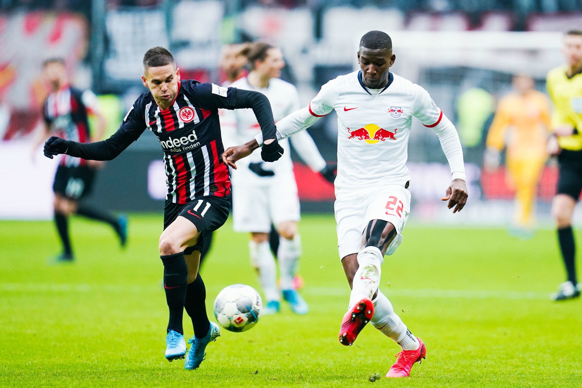 25 January 2020, Hessen, Frankfurt/Main: Football: Bundesliga, 19th matchday, Eintracht Frankfurt - RB Leipzig, Commerzbank Arena. Frankfurt's Mijat Gacinovic (l) and Leipzig's Nordi Mukiele fight for the ball. Photo: Uwe Anspach/dpa - IMPORTANT NOTE: In accordance with the regulations of the DFL Deutsche Fu?ball Liga and the DFB Deutscher Fu?ball-Bund, it is prohibited to exploit or have exploited in the stadium and/or from the game taken photographs in the form of sequence images and/or video-like photo series. 

Photo by Icon Sport - Nordi MUKIELE - Mijat GACINOVIC - Commerzbank-Arena - Francfort (Allemagne)
