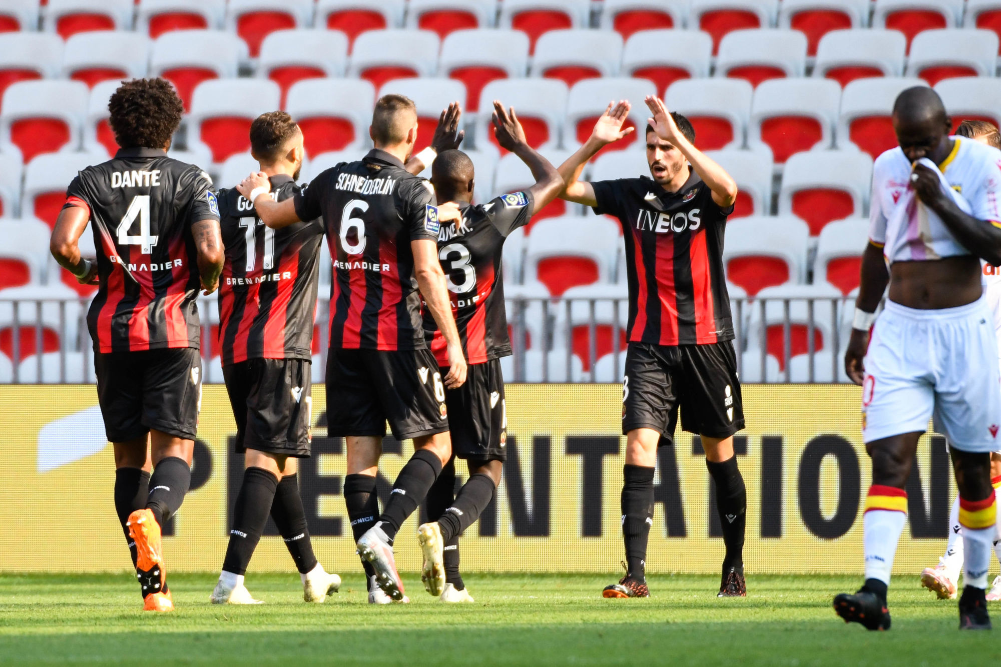 Morgan SCHEIDERLIN of Nice celebrates his goal with teammates during the Ligue 1 match between Nice and Lens on August 23, 2020 in Nice, France. (Photo by Pascal Della Zuana/Icon Sport) - Allianz Riviera - Nice (France)