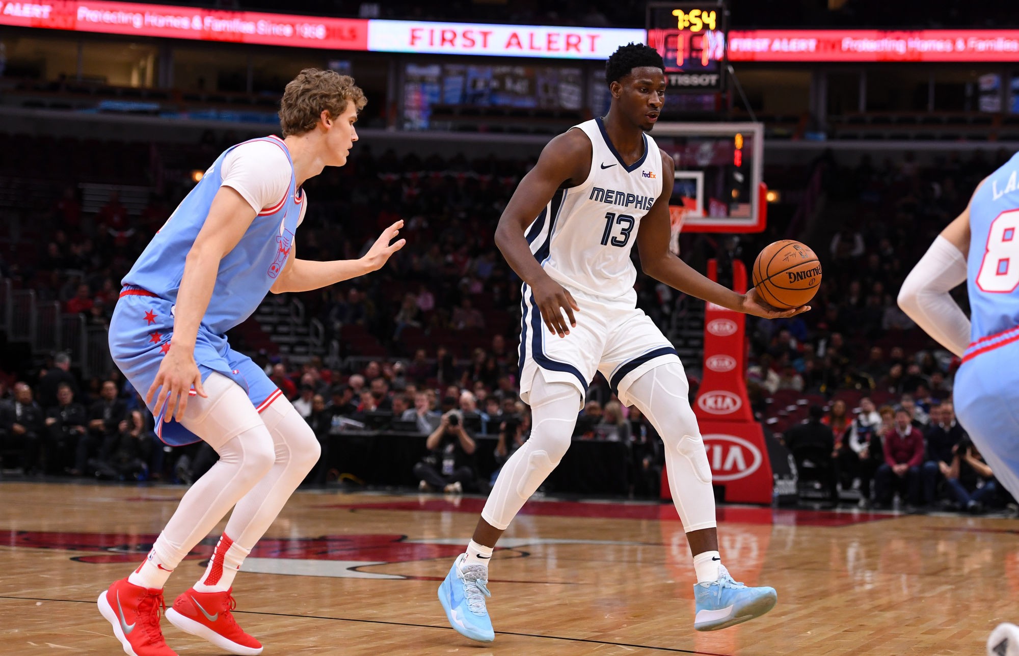 Dec 4, 2019; Chicago, IL, USA; Memphis Grizzlies forward Jaren Jackson Jr. (13) dribbles the ball against Chicago Bulls forward Lauri Markkanen (24) during the first half at the United Center. Mandatory Credit: Mike DiNovo-USA TODAY Sports/Sipa USA 

Photo by Icon Sport - Jaren JACKSON JR. - Lauri MARKKANEN - United Center - Chicago (Etats Unis)
