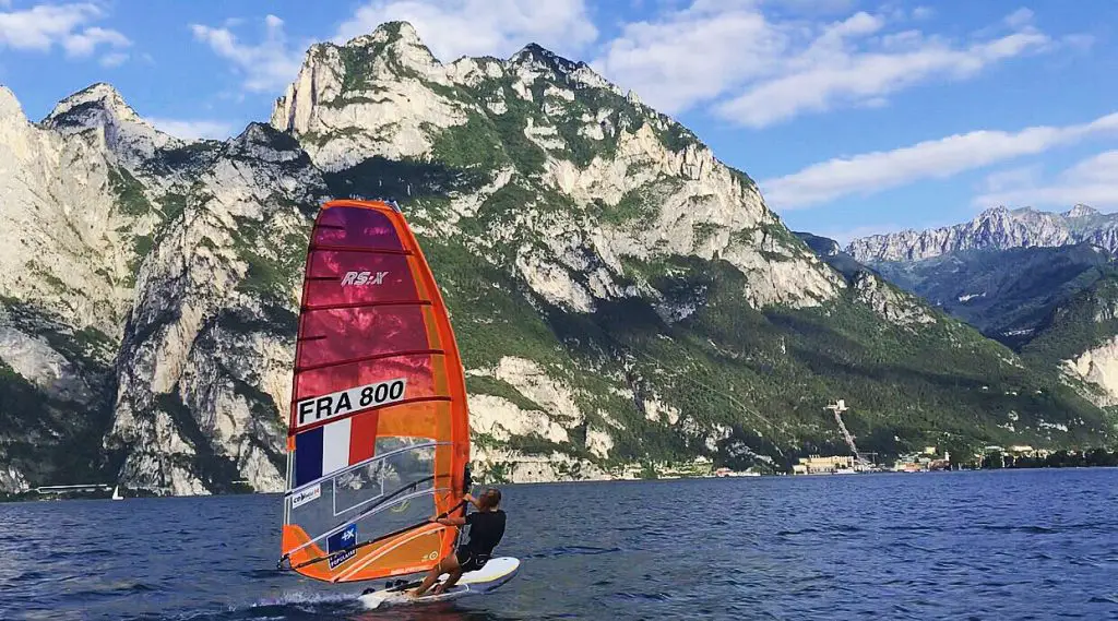 Le windsurf est parfait pour ceux qui aiment les sensations de liberté, de vitesse, de glisse. (Photo DR/.)