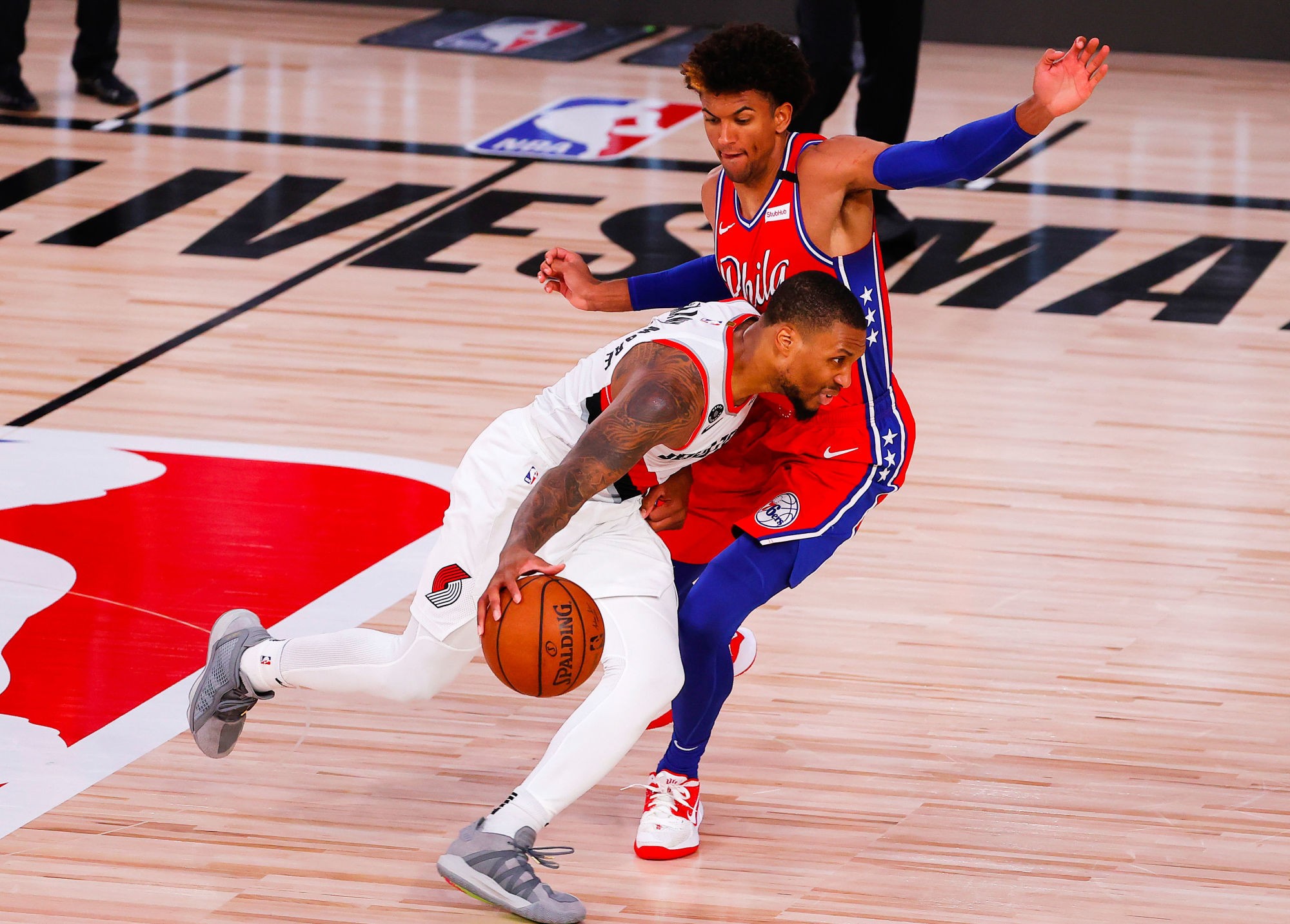 Aug 9, 2020; Lake Buena Vista, Florida, USA;  Damian Lillard #0 of the Portland Trail Blazers drives against Matisse Thybulle #22 of the Philadelphia 76ers during the fourth quarter at Visa Athletic Center at ESPN Wide World Of Sports Complex on August 09, 2020 in Lake Buena Vista, Florida.  Mandatory Credit: Kevin C. Cox/Pool Photo-USA TODAY Sports/Sipa USA 

Photo by Icon Sport - Damian LILLARD - Matisse THYBULLE - ESPN Wide World Of Sports Complex - Lake Buena Vista (Etats Unis)