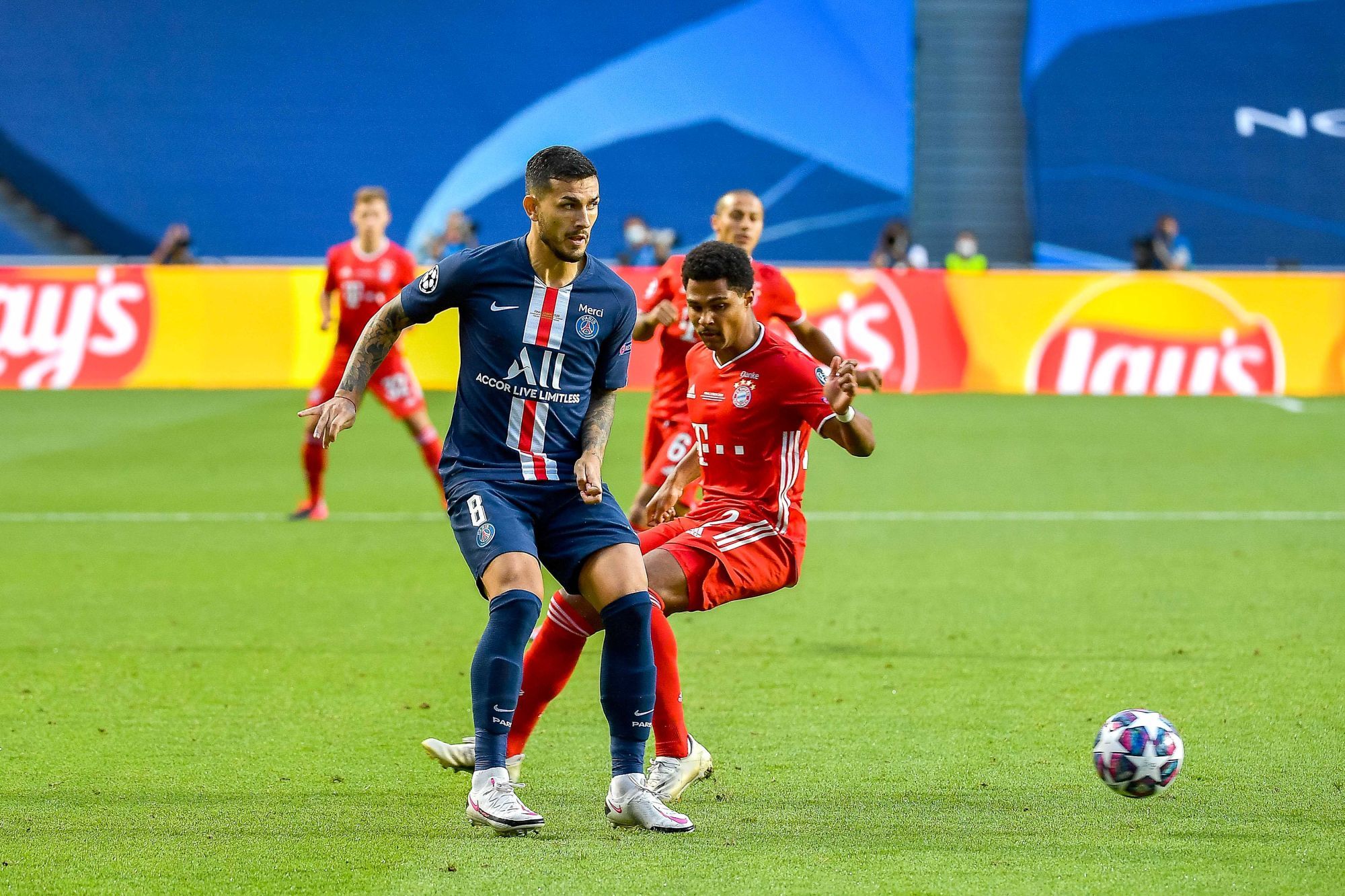 Serge GNABRY r. (M) gegen Leandro PAREDES (PSG), 
Fussball Champions League, Finale, FC Bayern Muenchen (M) - Paris St. Germain (PSG), am 23.08.2020 im Estadio da Luz in Lissabon/ Portugal. 
FOTO: Frank Hoermann/ SVEN SIMON/ Pool, via Sascha Walther/Eibner-Pressefoto 
#NO use of any use photographs as image sequences and/or quasi-video#
#Editorial Use ONLY#
#National and International News Agencies OUT# | usage worldwide 


Photo by Icon Sport - Leandro PAREDES - Serge GNABRY - Estàdio da Luz - Lisbonne (Portugal)