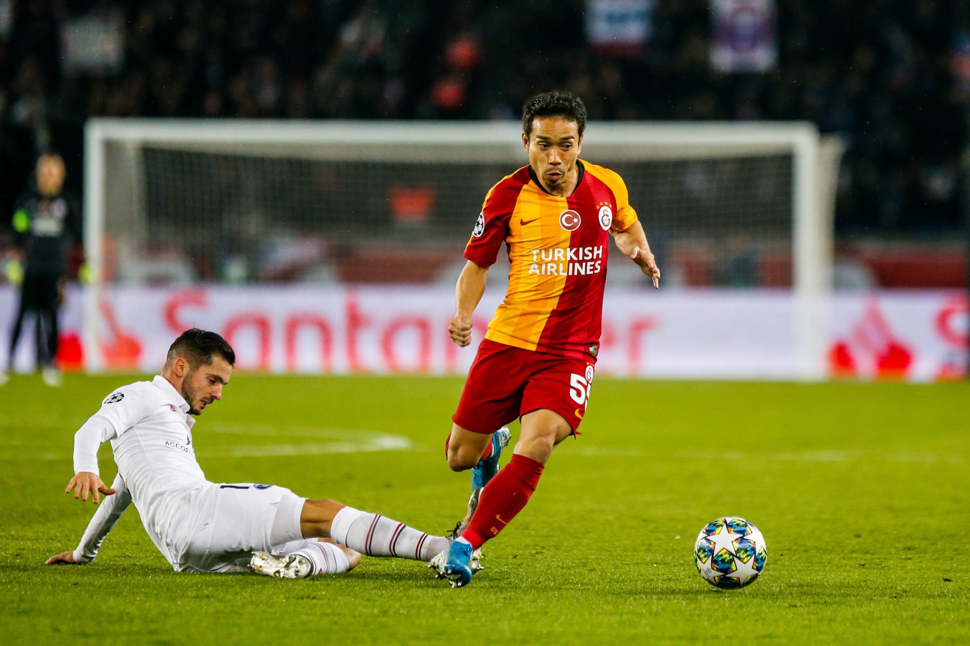 Pablo SARABIA of PSG and Yuto NAGATOMO of Galatasaray during the Champions League match between Paris and Galatasaray at Parc des Princes on December 11, 2019 in Paris, France. (Photo by Johnny Fidelin/Icon Sport) - Pablo SARABIA - Yuto NAGATOMO - Parc des Princes - Paris (France)