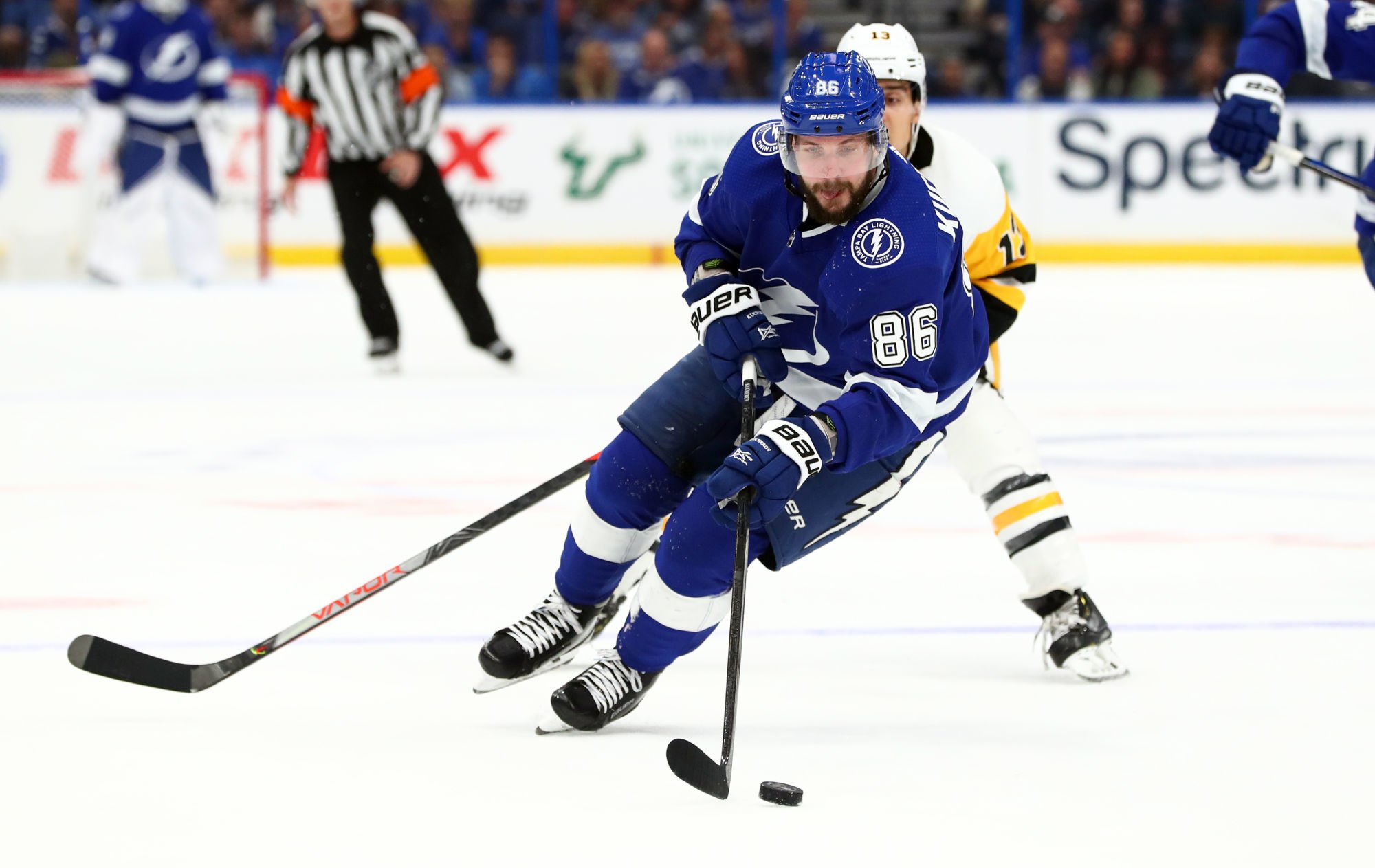 Oct 23, 2019; Tampa, FL, USA; Tampa Bay Lightning right wing Nikita Kucherov (86) skates wth the puck as Pittsburgh Penguins left wing Brandon Tanev (13) defends during the second period at Amalie Arena. Mandatory Credit: Kim Klement-USA TODAY Sports 

Photo by Icon Sport - Brandon TANEV - Nikita KUCHEROV - Amalie Arena - Tampa (Etats Unis)