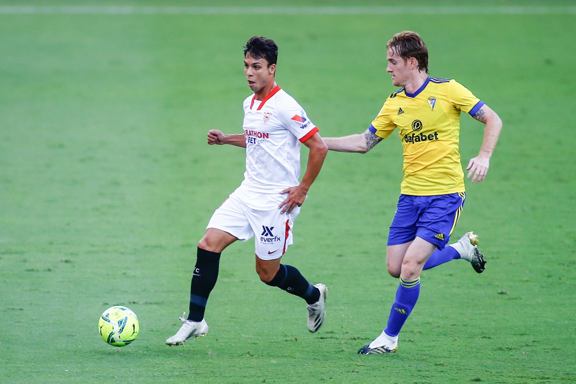 Oliver Torres - Sevilla FC et Alex Fernandez - Cadiz CF (Photo by Pressinphoto/Icon Sport)