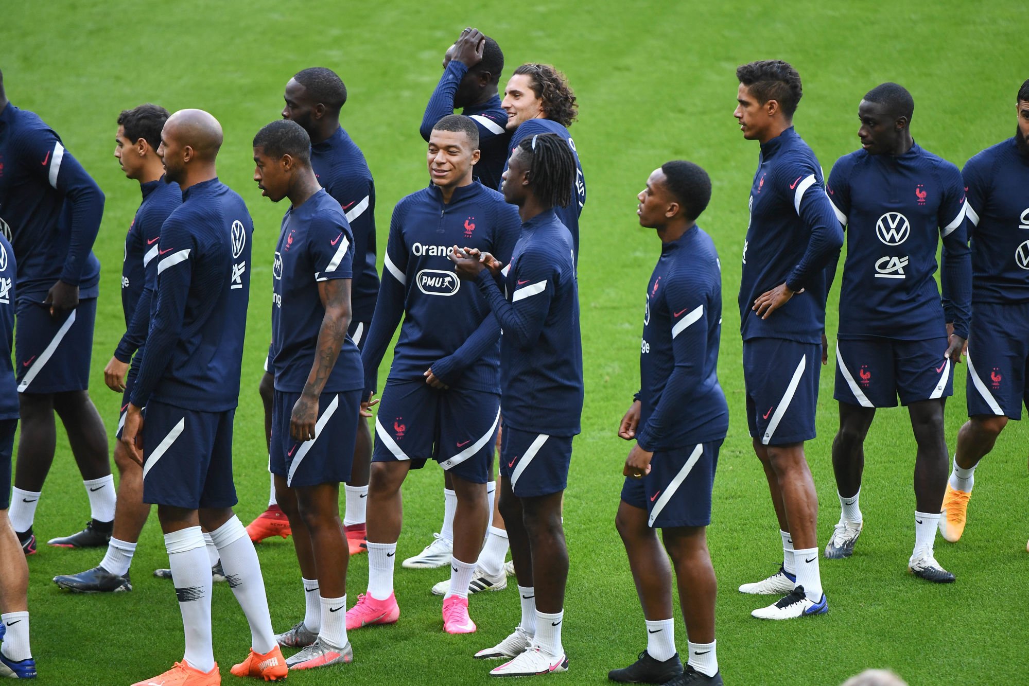 Kylian Mbappé au milieu du groupe France lors de la session d'entraînement du jour (Photo Anthony Dibon/Icon Sport)