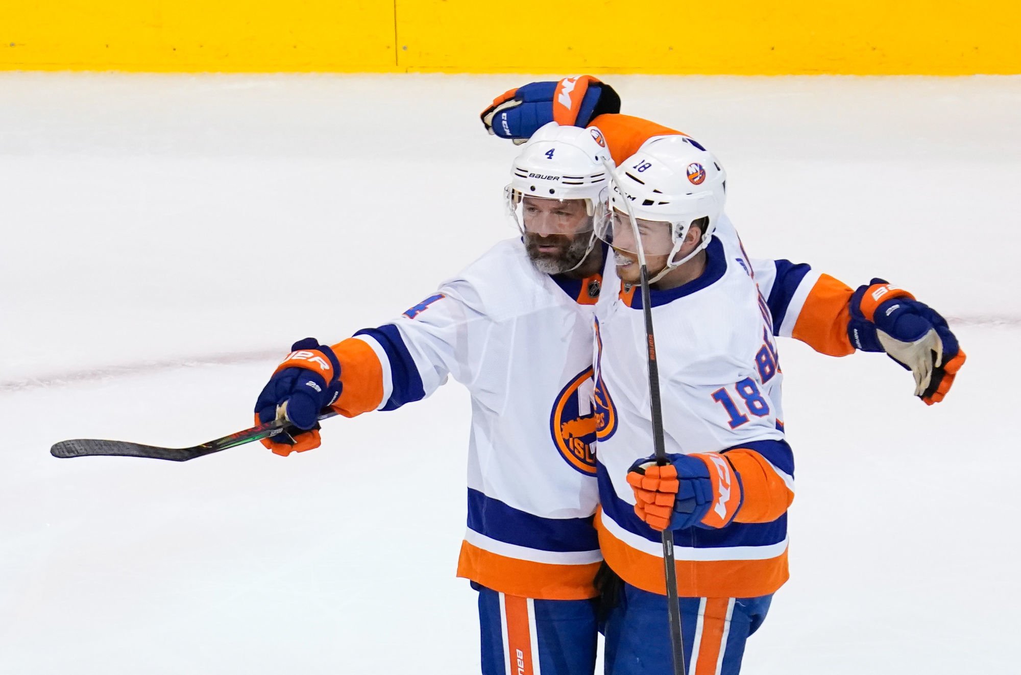 Sep 5, 2020; Toronto, Ontario, CAN; New York Islanders defenseman Andy Greene (4) celebrates with left wing Anthony Beauvillier (18) after scoring a goal against the Philadelphia Flyers during the first period in game seven of the second round of the 2020 Stanley Cup Playoffs at Scotiabank Arena. Mandatory Credit: John E. Sokolowski-USA TODAY Sports 
By Icon Sport - Scotiabank Arena - Toronto (Canada)