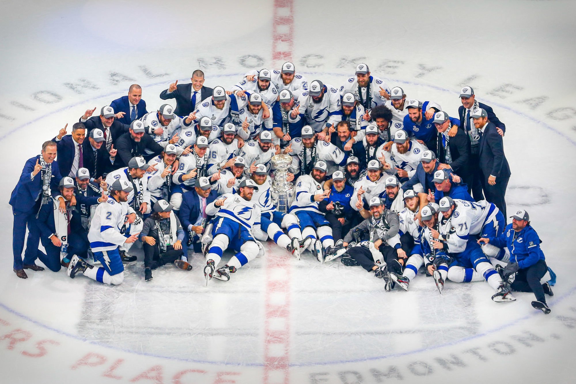 Sep 28, 2020; Edmonton, Alberta, CAN; The Tampa Bay Lightning pose with the Stanley Cup after defeating the Dallas Stars in game six of the 2020 Stanley Cup Final at Rogers Place. Mandatory Credit: Perry Nelson-USA TODAY Sports 
By Icon Sport - Rogers Place - Edmonton (Etats Unis)
